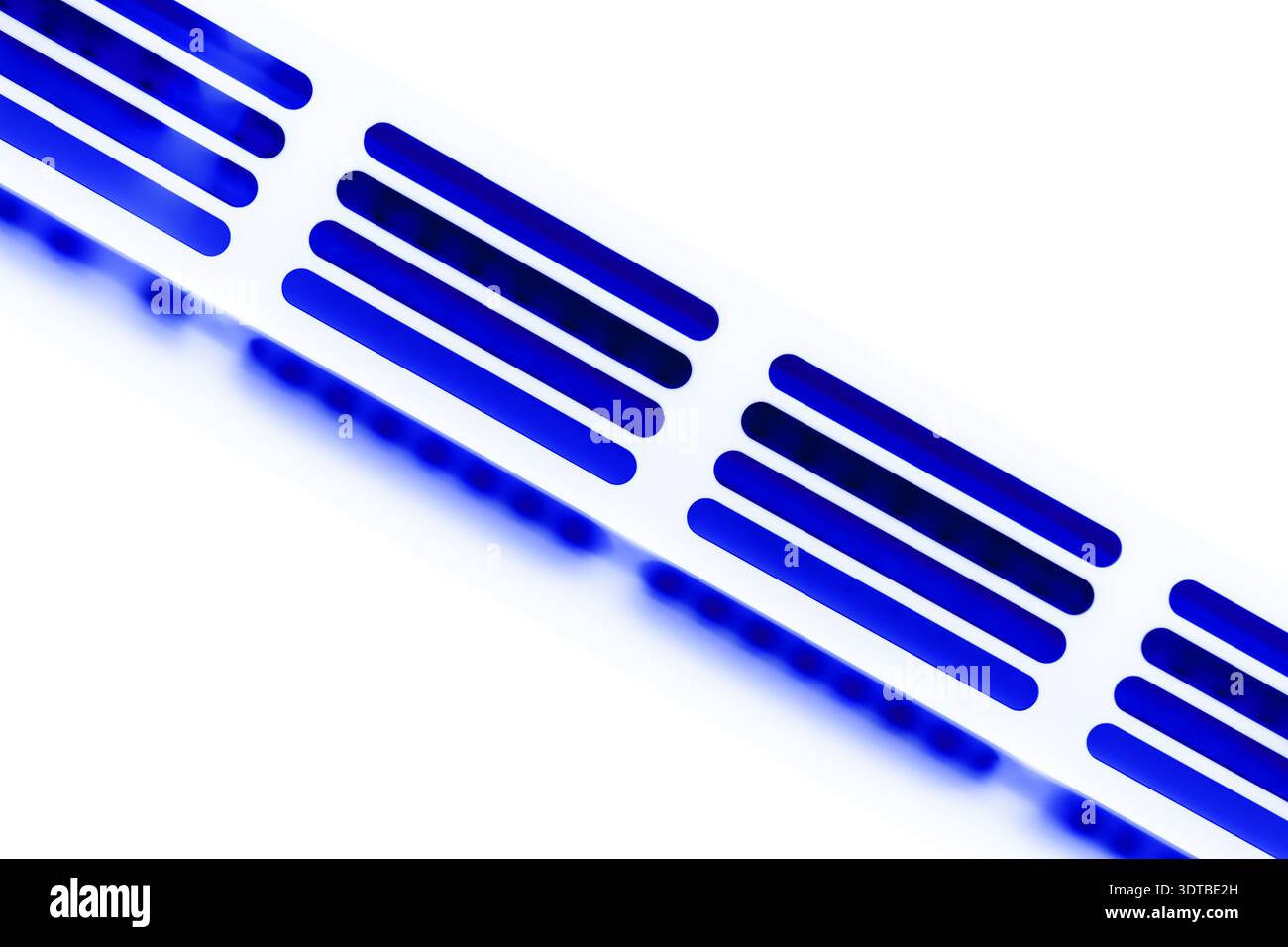 Bande lumineuse LED bleue sur fond blanc. L'image capture la texture lisse et brillante des lumières LED, soulignant leur éclat éclatant et M. Banque D'Images