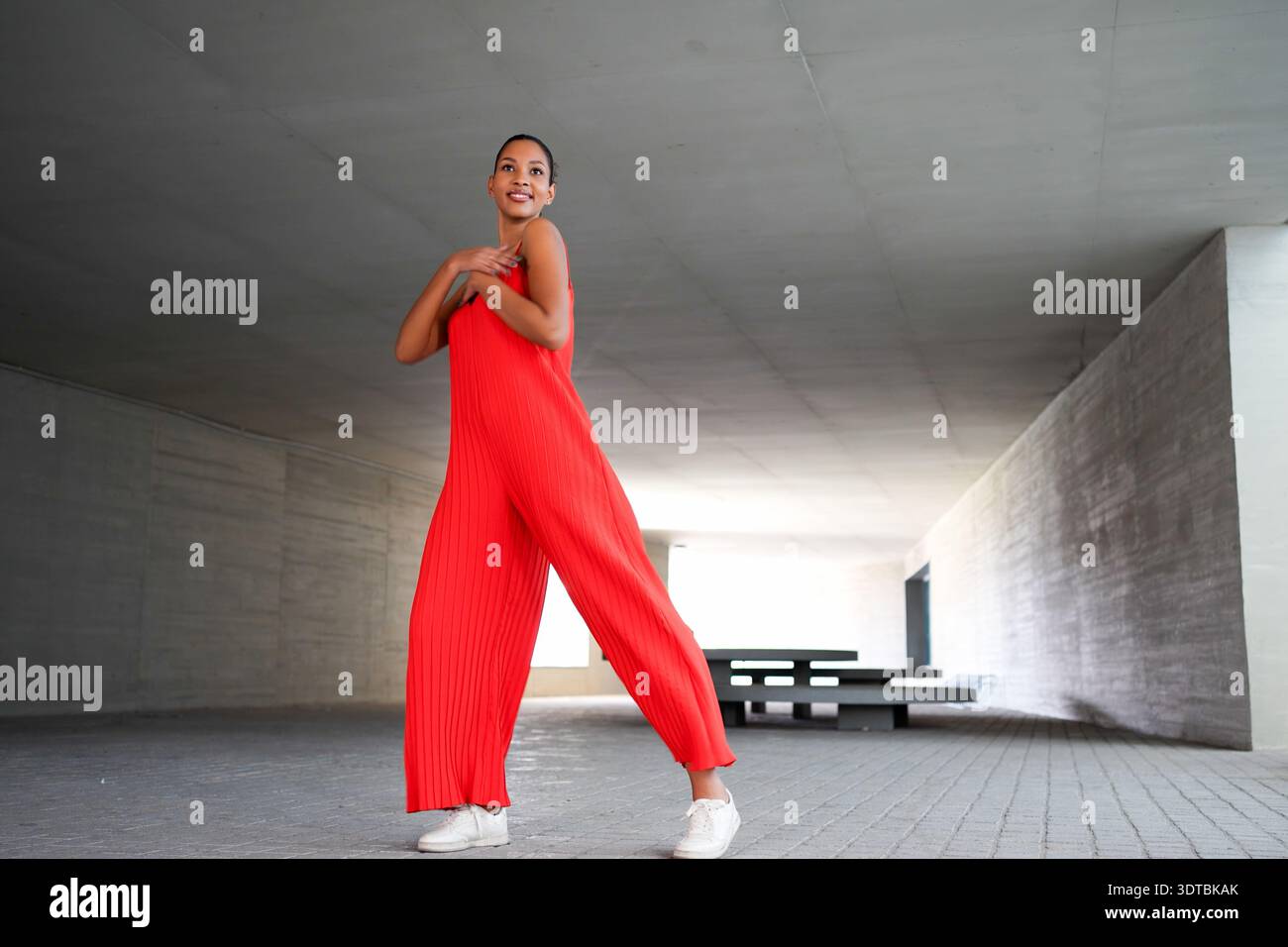 Photographie de style de vie décontracté capturant une femme détendue avec un sourire doux et un style authentique Banque D'Images