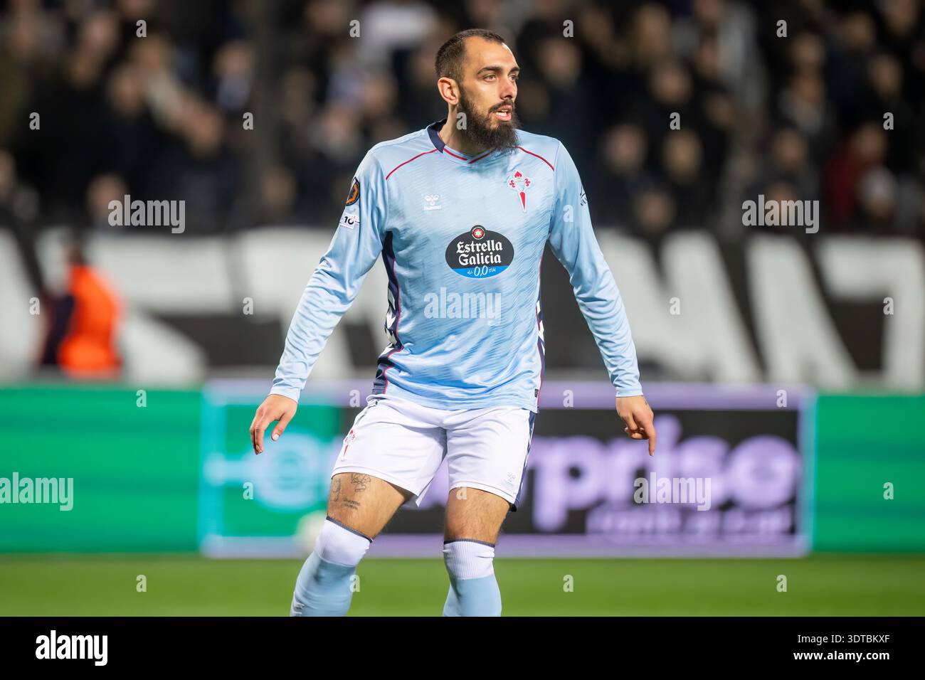 Thessalonique, Grèce - 19 février 2026 : Borja Iglesias(R), joueuse du Celta Vigo, en action lors du match de l'UEFA Europa League contre PAOK au Toumba S. Banque D'Images