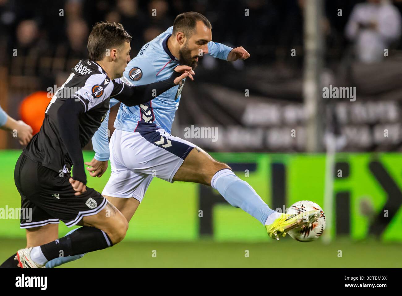 Thessalonique, Grèce - 19 février 2026 : Borja Iglesias(R), joueuse du Celta Vigo, en action lors du match de l'UEFA Europa League contre PAOK au Toumba S. Banque D'Images