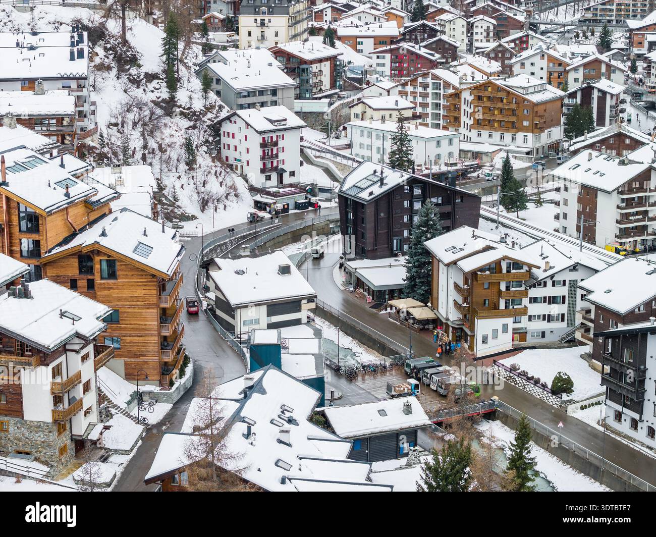 Paysage urbain hivernal aérien de Zermatt, Suisse près du Cervin Banque D'Images