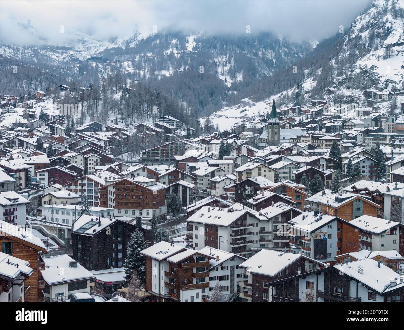 Panorama aérien d'hiver de Zermatt, Suisse avec flèche d'église Banque D'Images