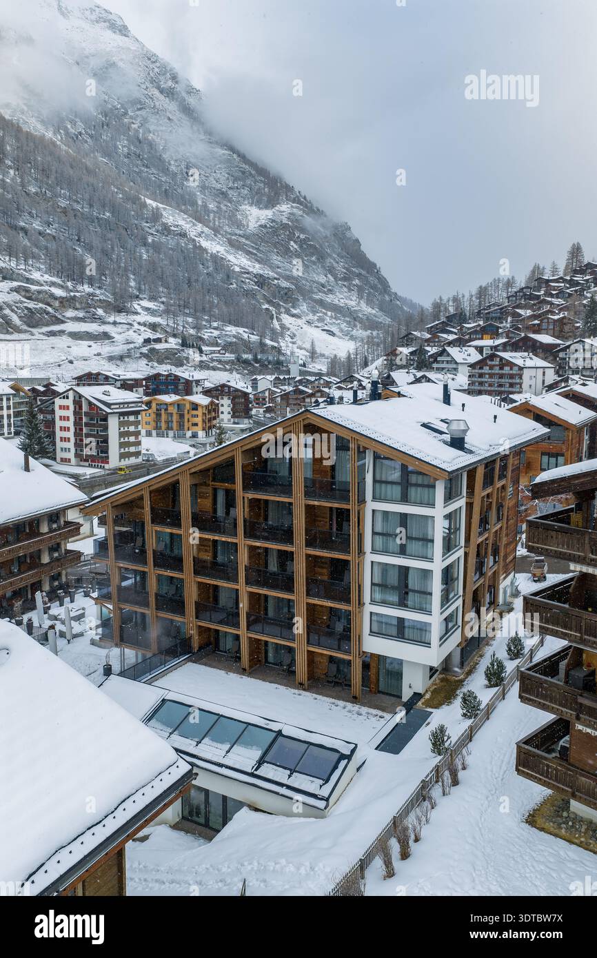 Hôtel moderne en bois et en verre à Zermatt enneigée avec structure de spa Banque D'Images