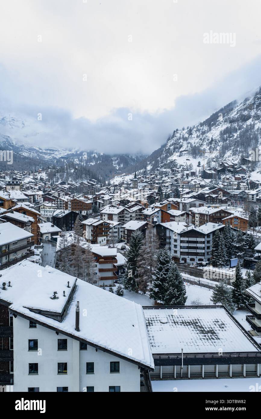 Vue aérienne hivernale de Zermatt, Suisse avec flèche d'église Banque D'Images