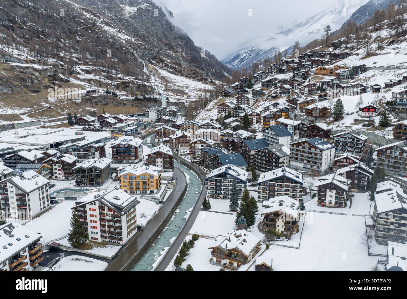 Panorama aérien hivernal de Zermatt avec Alpes et flèche de l'église Banque D'Images