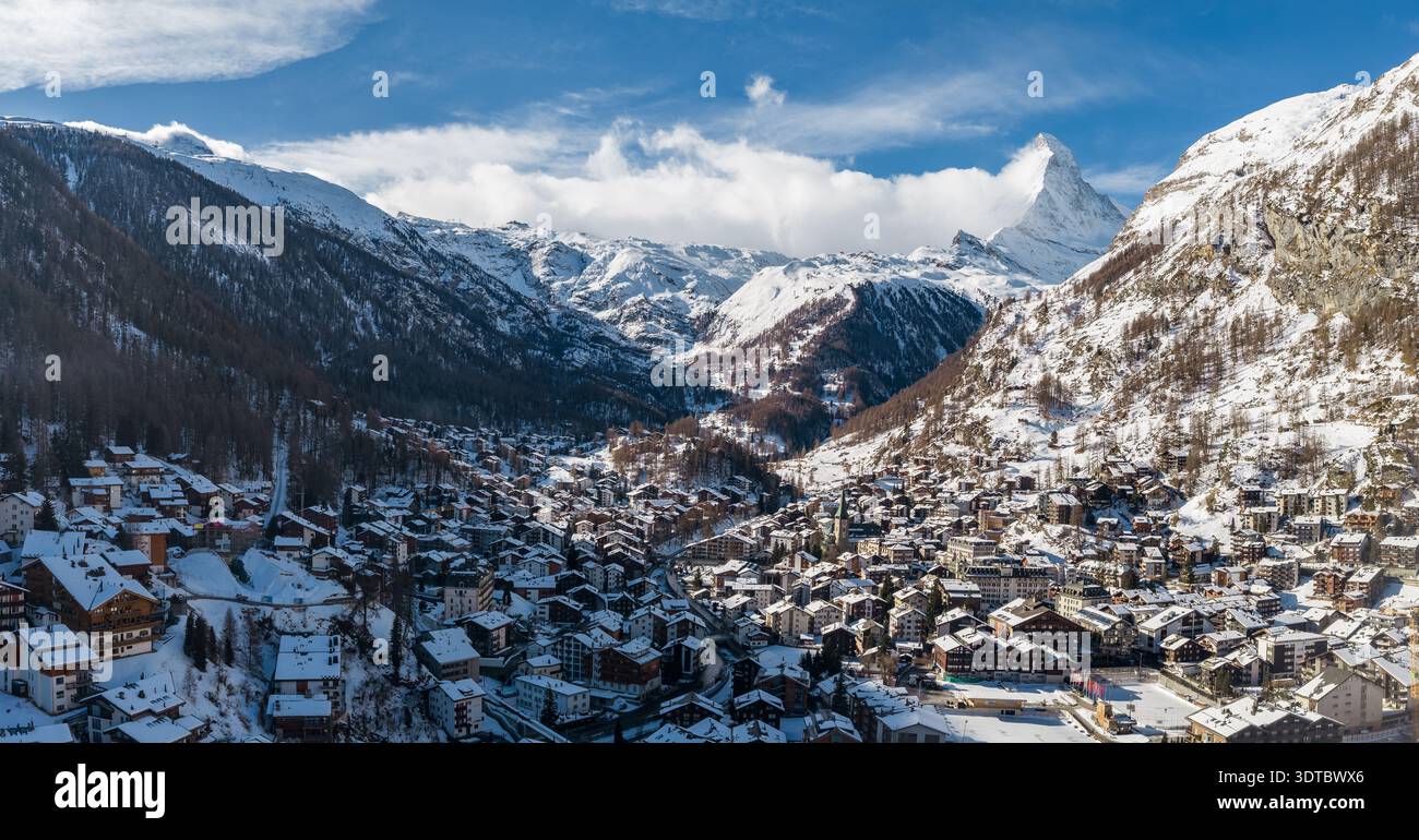 Panorama aérien de Zermatt avec Cervin et flèche d'église dans la neige Banque D'Images