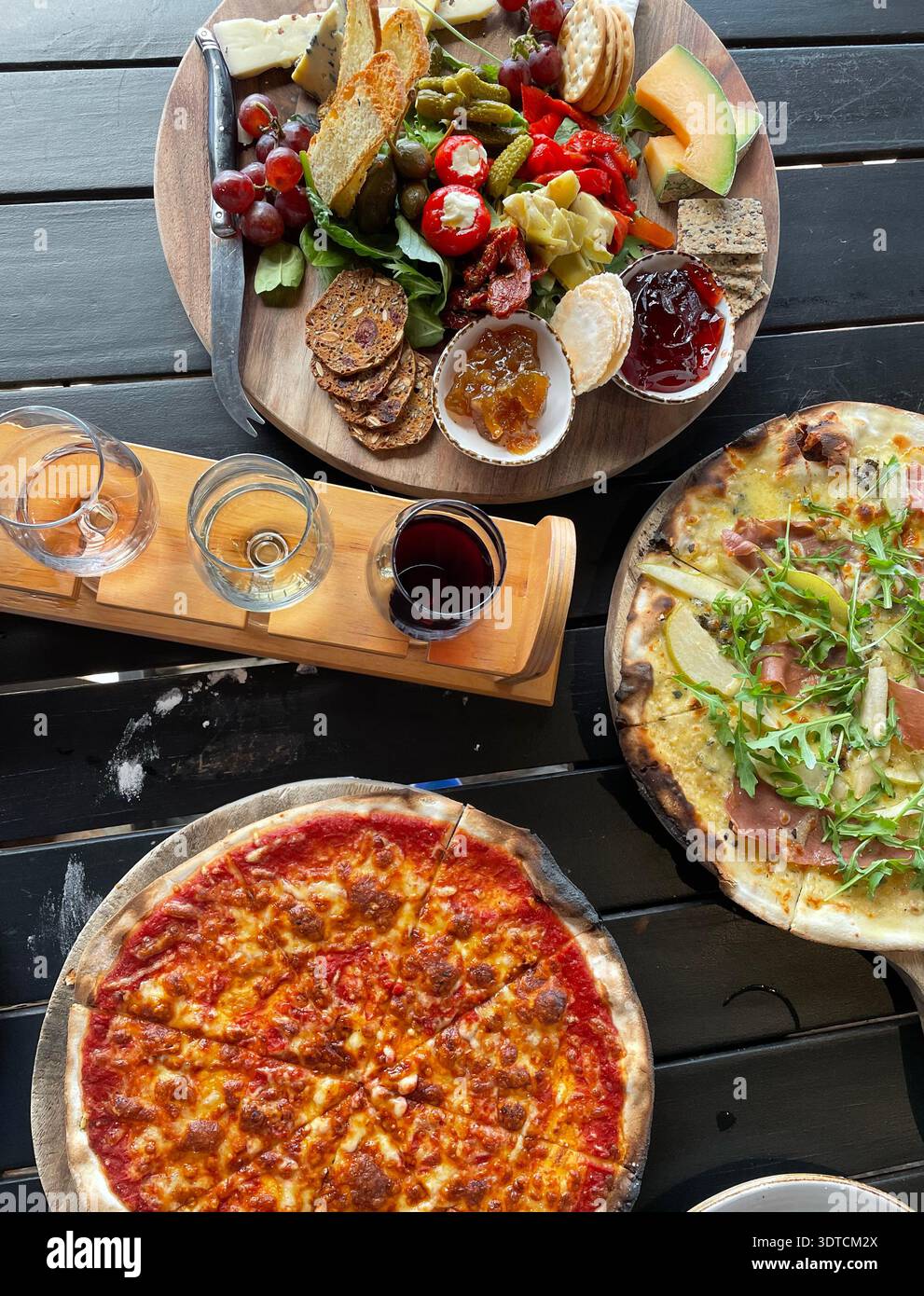 Déjeuner pizza, planche à fromages et dégustation de vin Omata Wine Estate en dehors de la ville de Russell, Bay of Islands, Nouvelle-Zélande. Banque D'Images