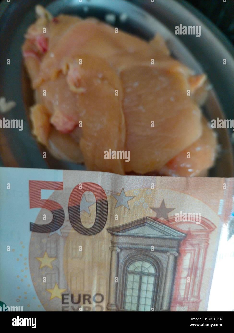 Facture de 50 euros en plus des filets de poulet frais, de la taxe alimentaire et du coût de la vie élevé. Banque D'Images