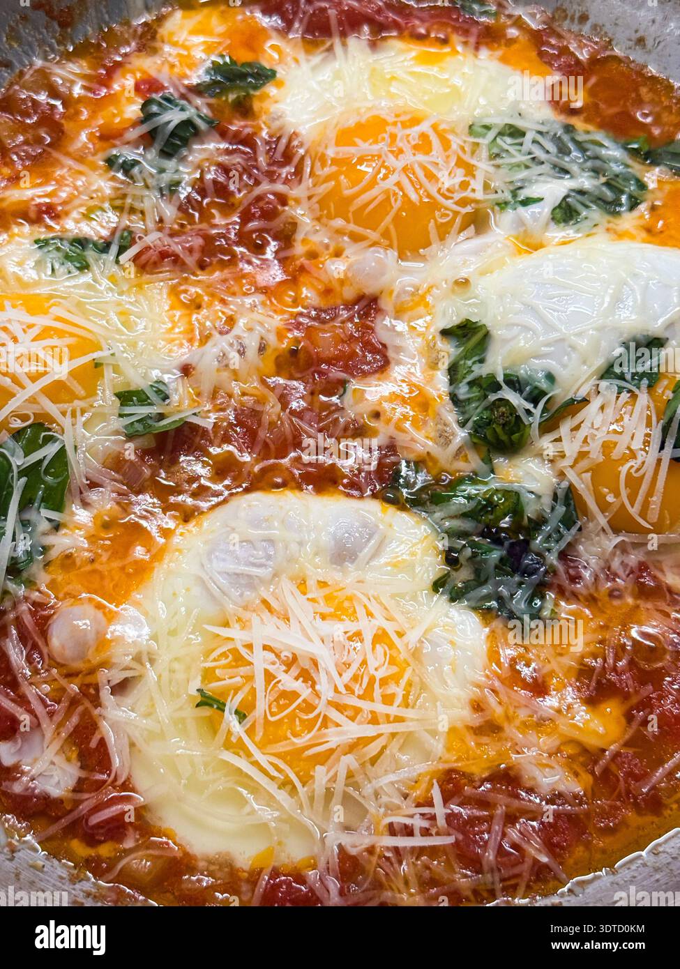 Oeufs Shakshuka avec sauce tomate, fromage et herbes Banque D'Images