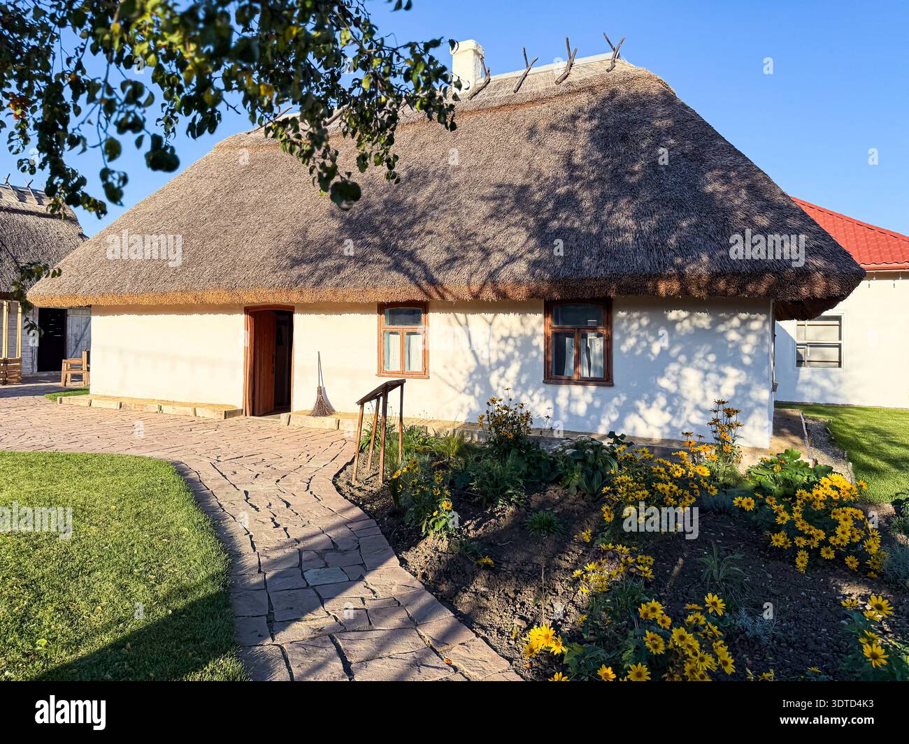 Maison de village ukrainienne traditionnelle avec toit de chaume Banque D'Images