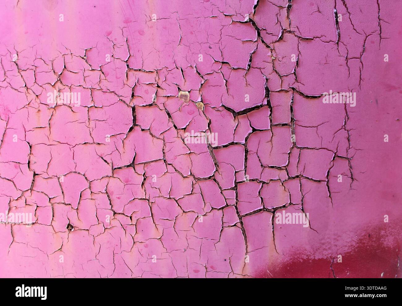 Fond texturé abstrait de peinture rose craquelée Banque D'Images