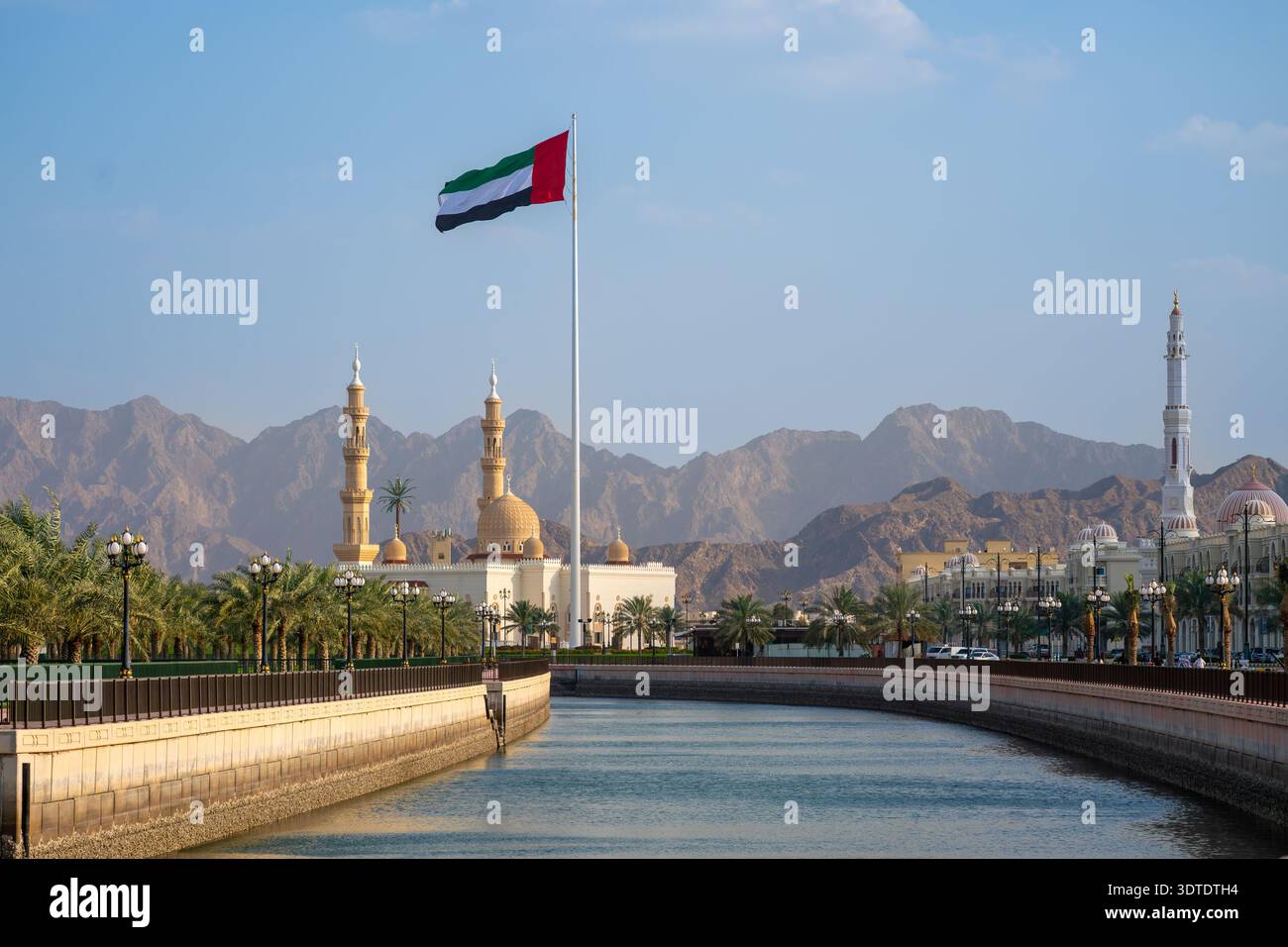 Mosquée de Dibba, drapeau des Émirats arabes Unis et canal, Fujairah, Émirats arabes Unis Banque D'Images