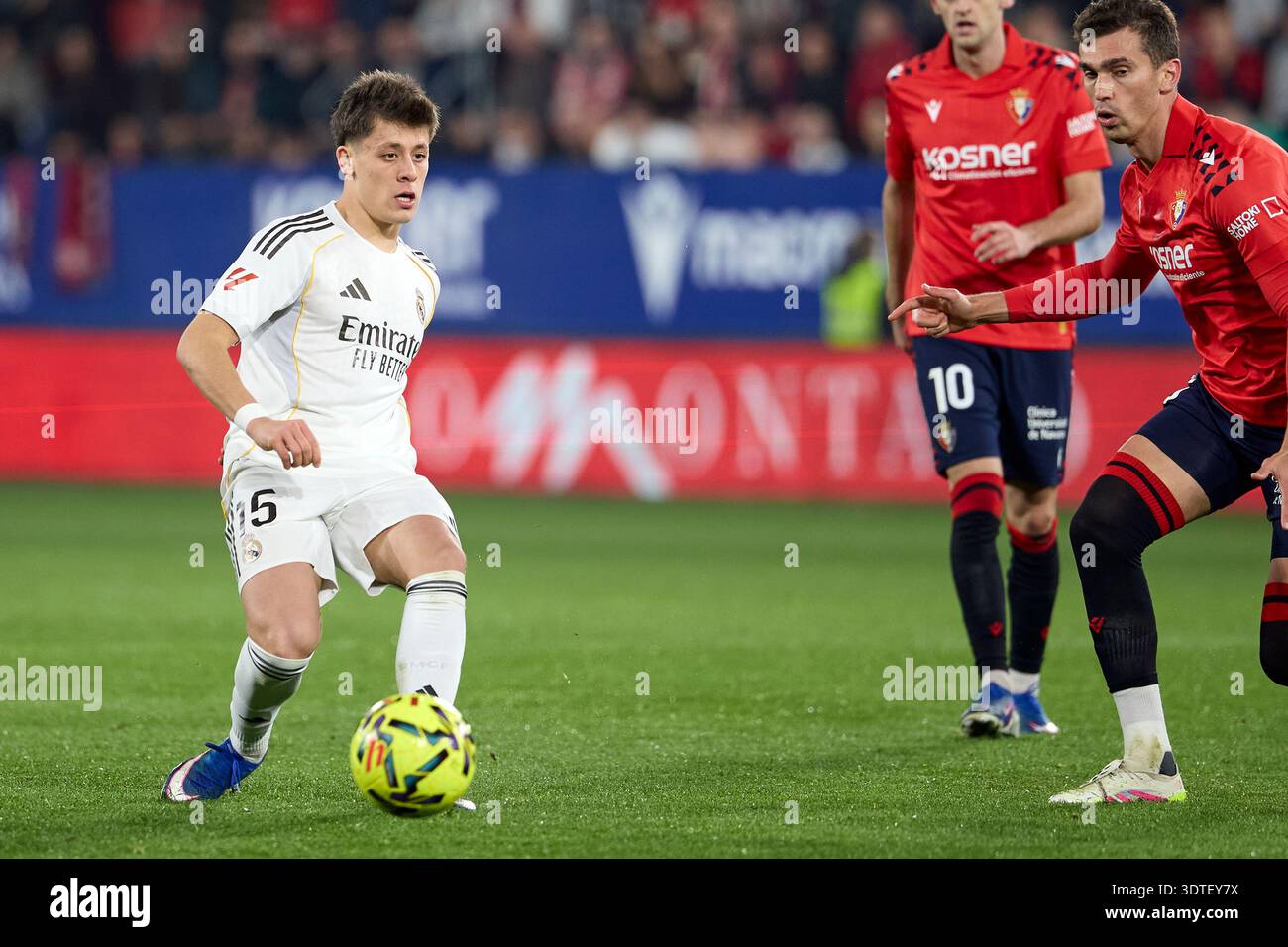Pampelune, Espagne. 21 février 2026. Arda Güler du Real Madrid (G) et Lucas Torró du CA Osasuna (d) vus en action lors de la LaLiga EA Sports entre Osasuna et le Real Madrid à l'Estadio El Sadar. Score final ; Osasuna 2 :1 Real Madrid. Crédit : SOPA images Limited/Alamy Live News Banque D'Images