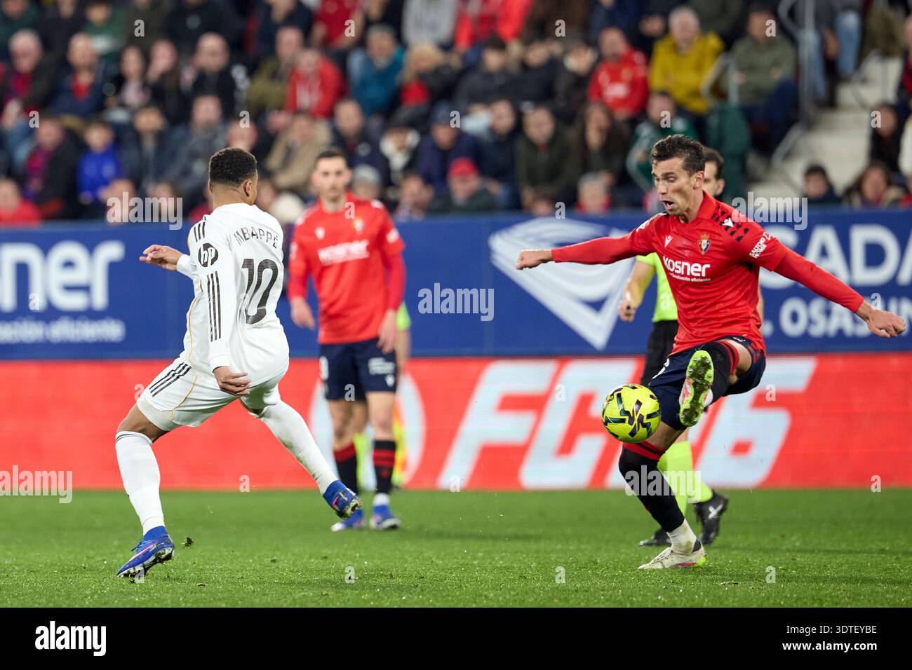 Pampelune, Espagne. 21 février 2026. Kylian Mbappé du Real Madrid (G) et Lucas Torró du CA Osasuna (d) vus en action lors de la LaLiga EA Sports entre Osasuna et le Real Madrid à l'Estadio El Sadar. Score final ; Osasuna 2 :1 Real Madrid. Crédit : SOPA images Limited/Alamy Live News Banque D'Images