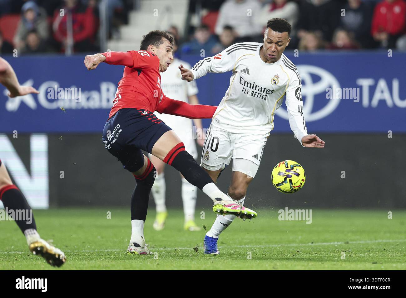 Lucas Torro du CA Osasuna et Kylian Mbappe du Real Madrid lors du match de football de la ligue espagnole entre LE CA Osasuna et le Real Madrid CF le 21 février 2026 au stade El Sadar de Pampelune, en Espagne Banque D'Images