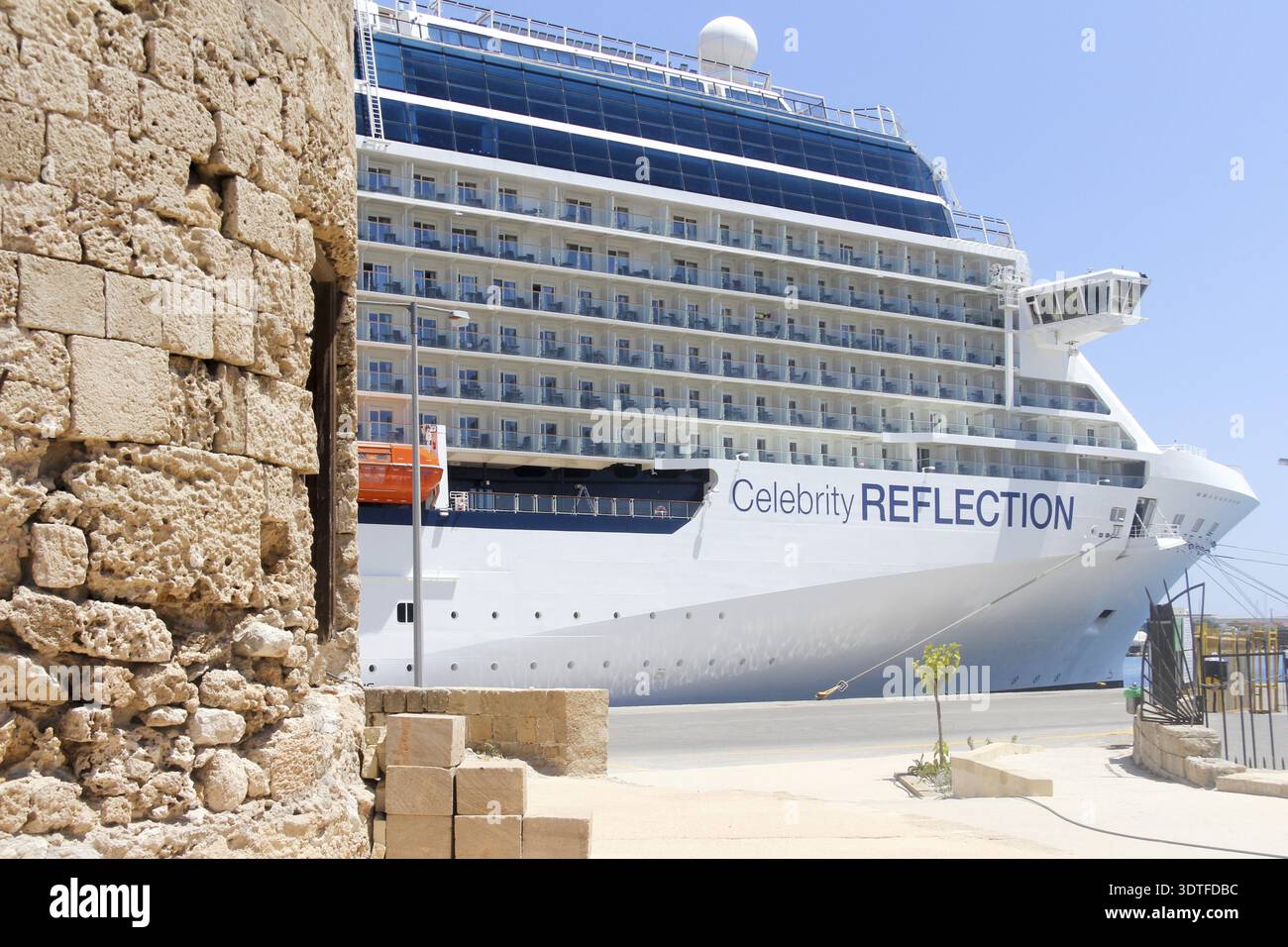 Bateau de croisière Celebrity réflexion amarré dans le port de Rhodes, Grèce Banque D'Images