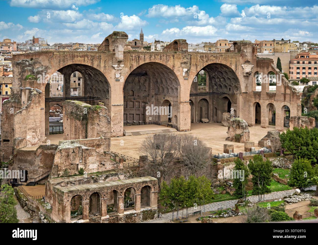 Les anciennes arches voûtées de la basilique de Maxence et Constantin dans le Forum romain, Rome, Italie, sous un ciel nuageux bleu. Banque D'Images
