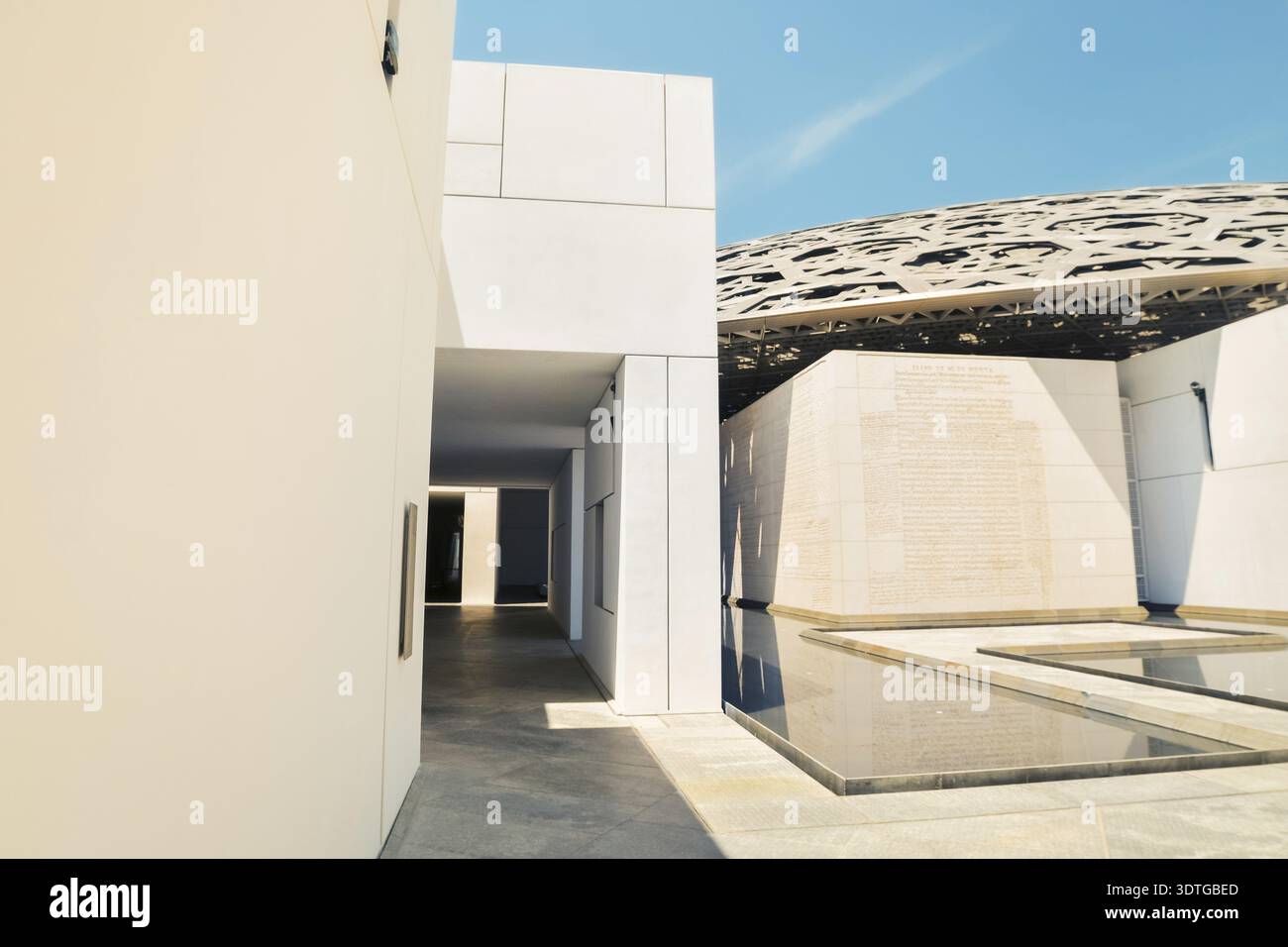 Abu dhabi, eau - 26 avril 2025 : L'extérieur du Louvre Abu Dhabi, avec son dôme emblématique et son cadre en bord de mer, met en valeur l'innovation en archite Banque D'Images
