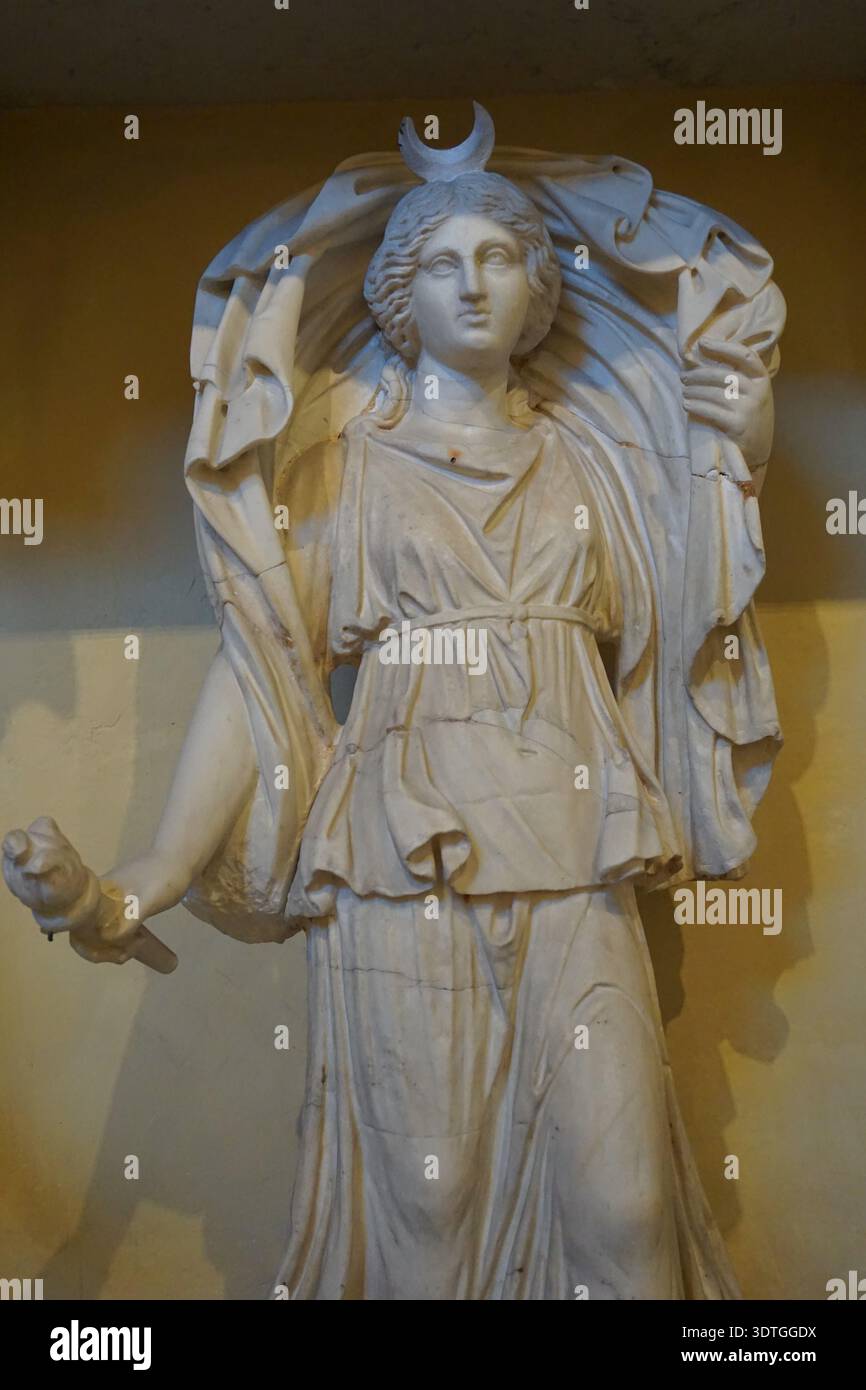 Gros plan vertical d'une statue en marbre ou d'une sculpture de Sélène, l'ancienne déesse grecque de la lune, avec ses symboles, un croissant et une torche Banque D'Images