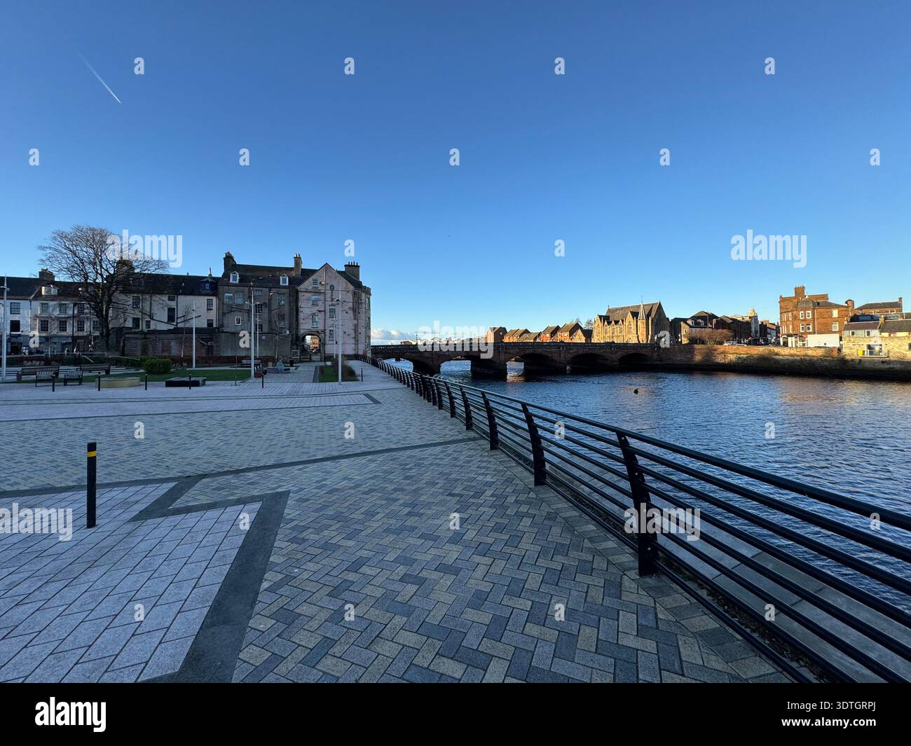 River Ayr promenade riveraine et bâtiments à Ayr, South Ayrshire, Écosse, Royaume-Uni, un jour d'hiver - Image de stock capturée avec un smartphone