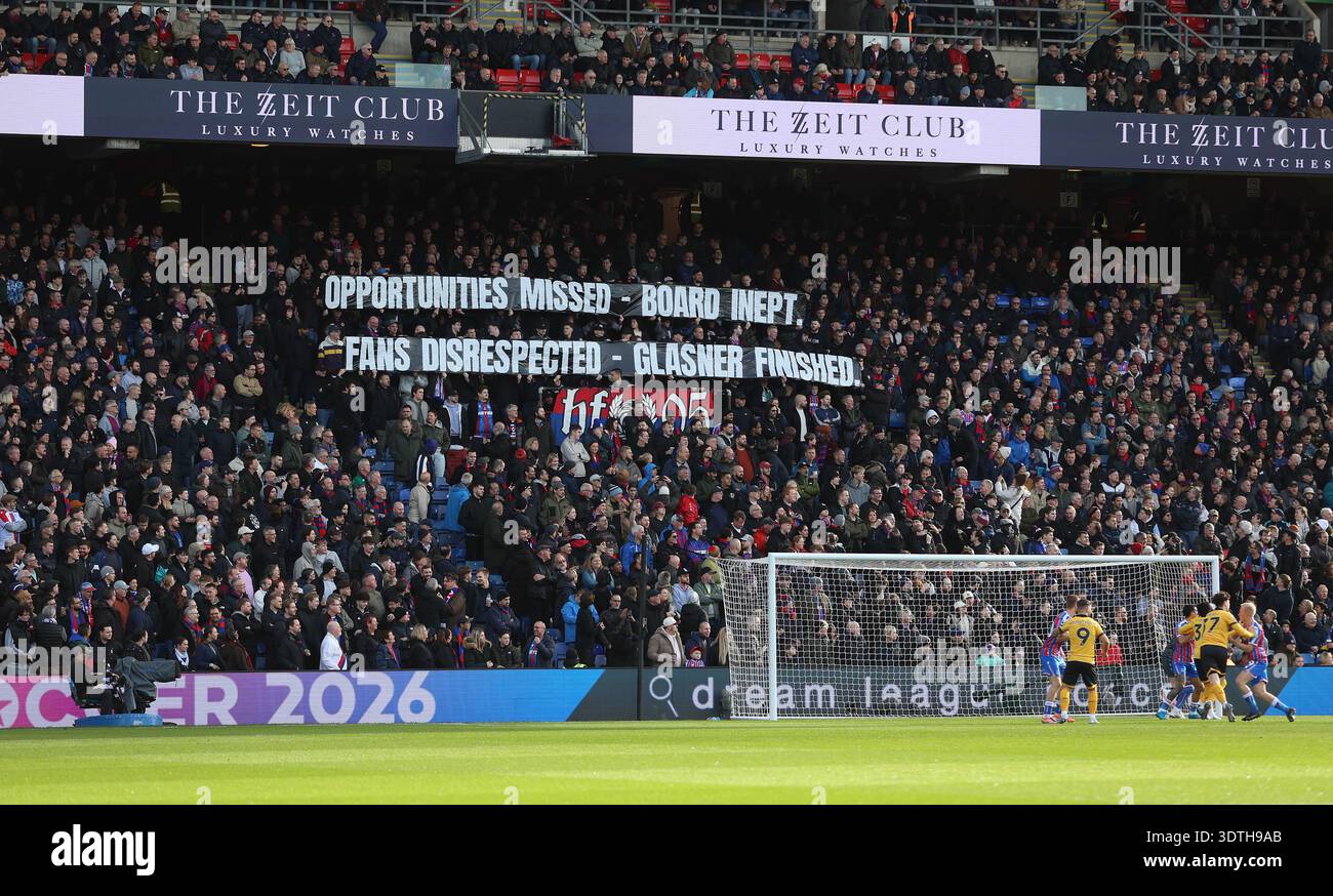 Londres, Royaume-Uni. 22 février 2026. LONDRES, ANGLETERRE, 21 FÉVRIER : les fans de Crystal Palace tiennent une bannière de protestation qui dit "opportunités manquées, Conseil inepte, fans irrespectés, Glasner terminé" envers Oliver Glasner Manager de Crystal Palace & Steve Parish, Josh Harris, Woody Johnson co-propriétaires de Crystal Palace pendant le match entre Crystal Palace FC et Wolverhampton Wanderers FC en premier League au Selhurst Park Stadium à Londres, Angleterre, le 21 février. (Photo de Daniel Weir) crédit : SPP Sport Press photo. /Alamy Live News Banque D'Images