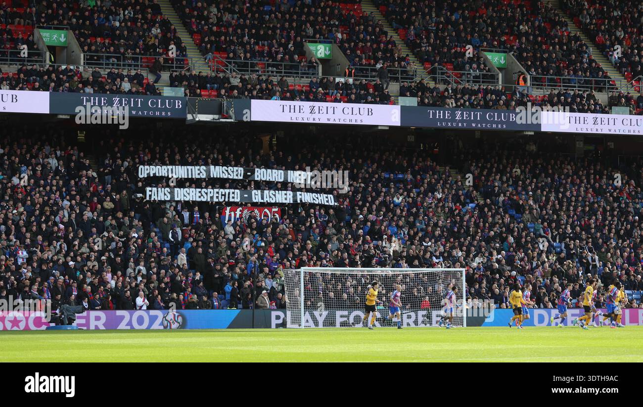 Londres, Royaume-Uni. 22 février 2026. LONDRES, ANGLETERRE, 21 FÉVRIER : les fans de Crystal Palace tiennent une bannière de protestation qui dit "opportunités manquées, Conseil inepte, fans irrespectés, Glasner terminé" envers Oliver Glasner Manager de Crystal Palace & Steve Parish, Josh Harris, Woody Johnson co-propriétaires de Crystal Palace pendant le match entre Crystal Palace FC et Wolverhampton Wanderers FC en premier League au Selhurst Park Stadium à Londres, Angleterre, le 21 février. (Photo de Daniel Weir) crédit : SPP Sport Press photo. /Alamy Live News Banque D'Images