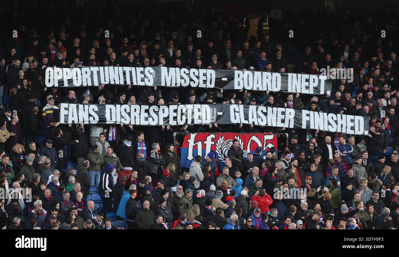 Londres, Royaume-Uni. 22 février 2026. LONDRES, ANGLETERRE, 21 FÉVRIER : les fans de Crystal Palace tiennent une bannière de protestation qui dit "opportunités manquées, Conseil inepte, fans irrespectés, Glasner terminé" envers Oliver Glasner Manager de Crystal Palace & Steve Parish, Josh Harris, Woody Johnson co-propriétaires de Crystal Palace pendant le match entre Crystal Palace FC et Wolverhampton Wanderers FC en premier League au Selhurst Park Stadium à Londres, Angleterre, le 21 février. (Photo de Daniel Weir) crédit : SPP Sport Press photo. /Alamy Live News Banque D'Images