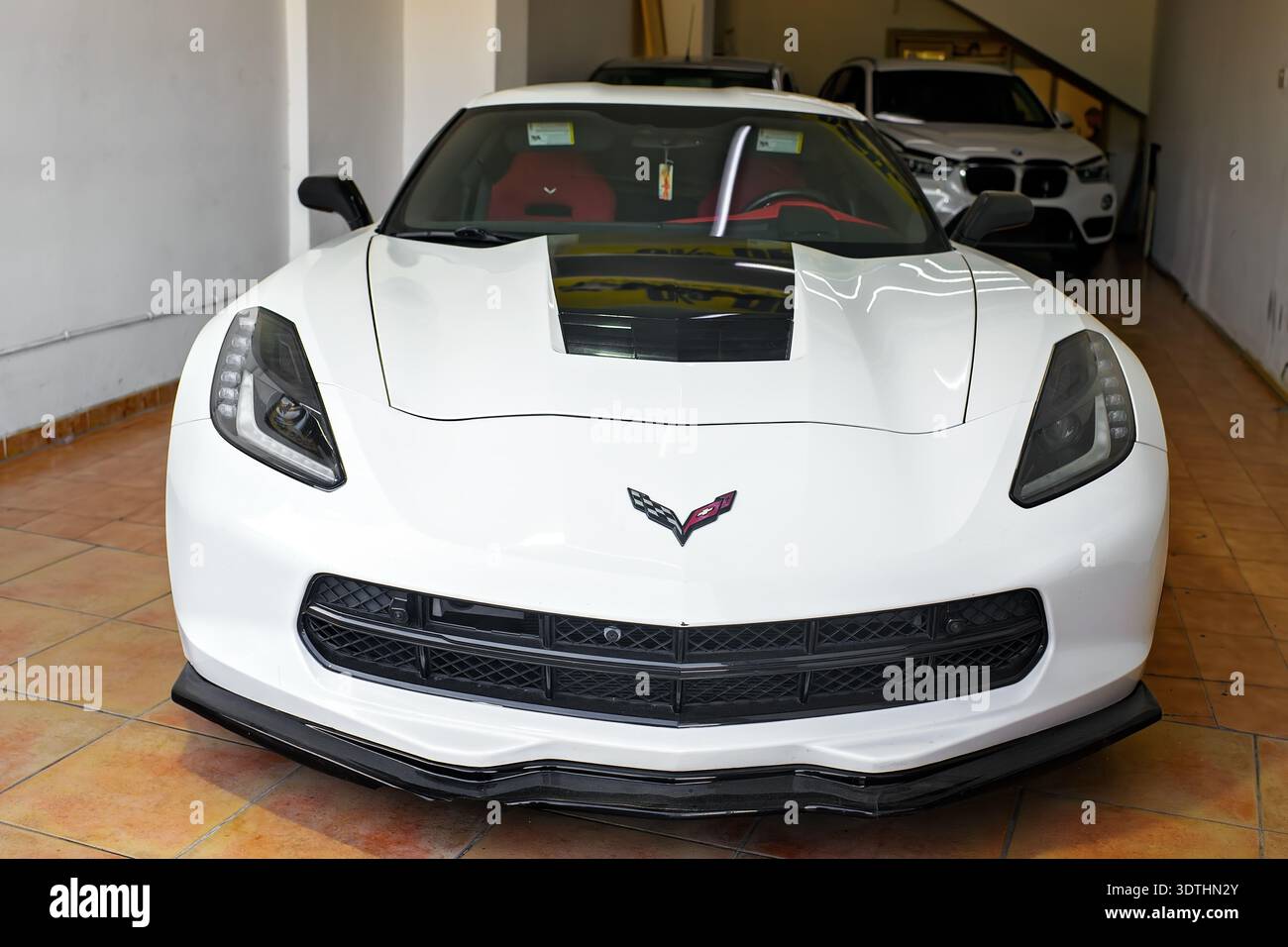 Msida, Malte - 2 février 2026 : gros plan de l'avant d'une Chevrolet Corvette C7 blanche arborant le logo emblématique de drapeaux croisés. Banque D'Images