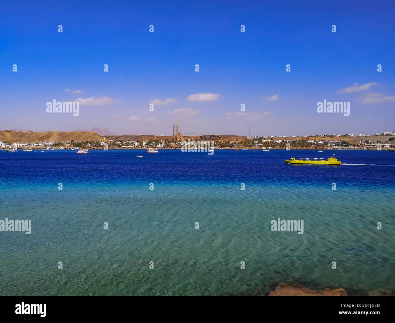 Panorama de la baie de Sharm El-Maya avec un bateau touristique jaune dans les eaux turquoise-Azur de la mer Rouge à Sharm El Sheikh (Egypte). Paysage tropical - Image de stock capturée avec un smartphone