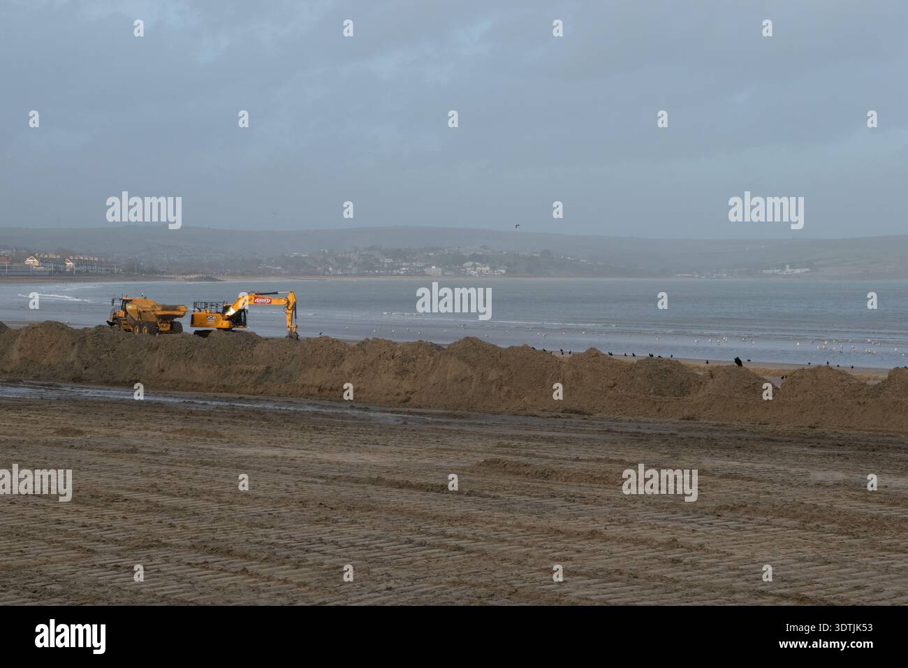Gestion du sable sur Weymouth Beach pendant l'hiver. Banque D'Images
