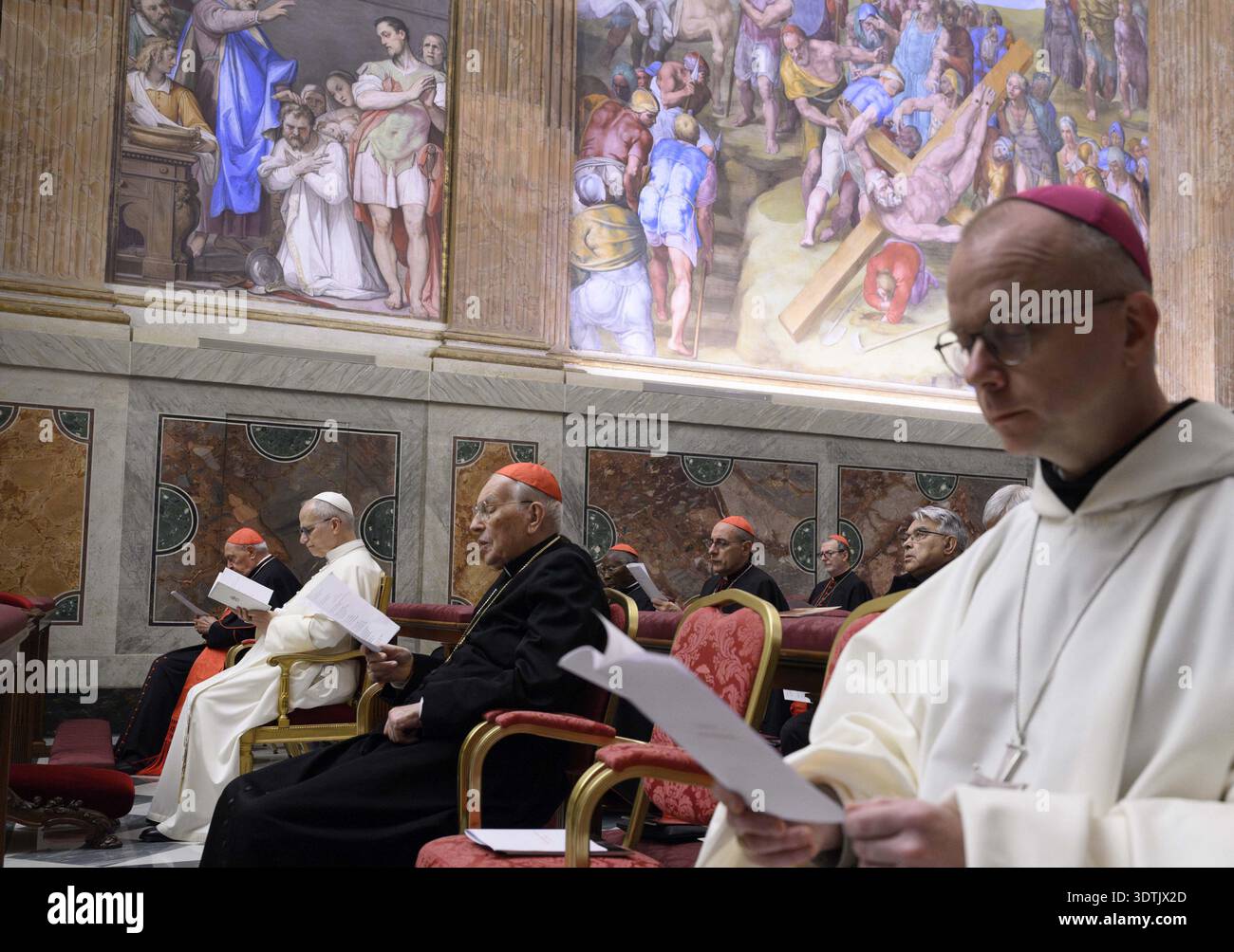 Rome, Italie. 22 février 2026. Le pape Léon XIV assiste aux exercices spirituels du Carême le 22 février 2026 dans la chapelle Paolina au Vatican, en présence de cardinaux résidant à Rome, en Italie, et de chefs de dicastères. Photo de (EV) Simone Risoluti/ Vatican Media/ABACAPRESS.COM crédit : Abaca Press/Alamy Live News Banque D'Images
