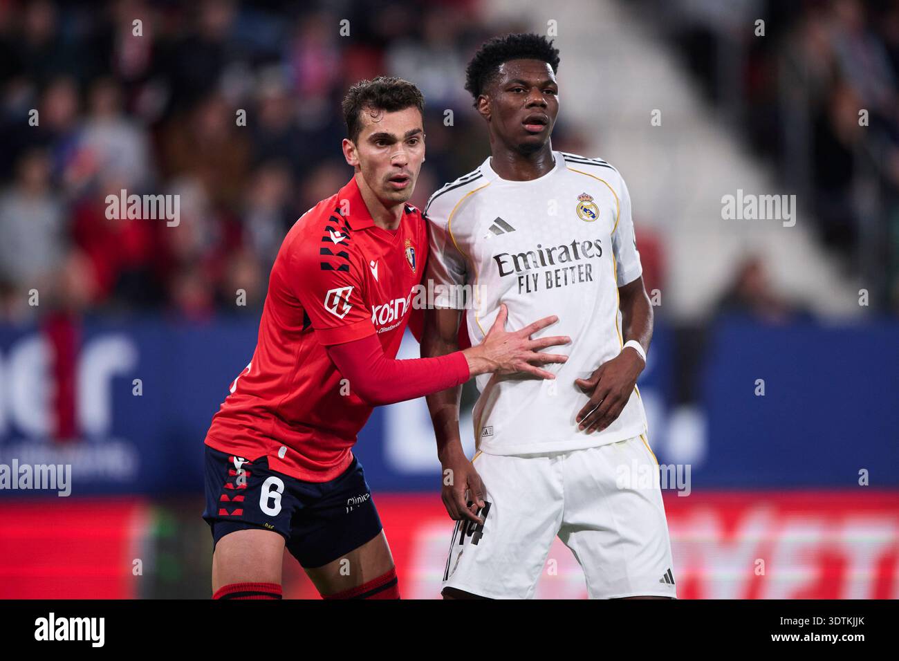 Lucas Torro du CA Osasuna et Aurelien Tchouameni du Real Madrid CF lors du match LaLiga EA Sports entre LE CA Osasuna et le Real Madrid CF à Estadio Banque D'Images