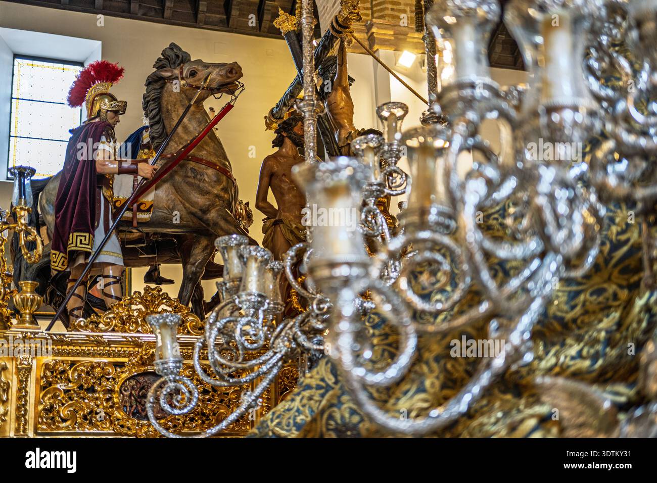Le flotteur mystère de la Fraternité Exaltación, vu derrière les candélabres arrière de la canopée de la Vierge de Lágrimas dans l'église Santa Catalina. Ho Banque D'Images