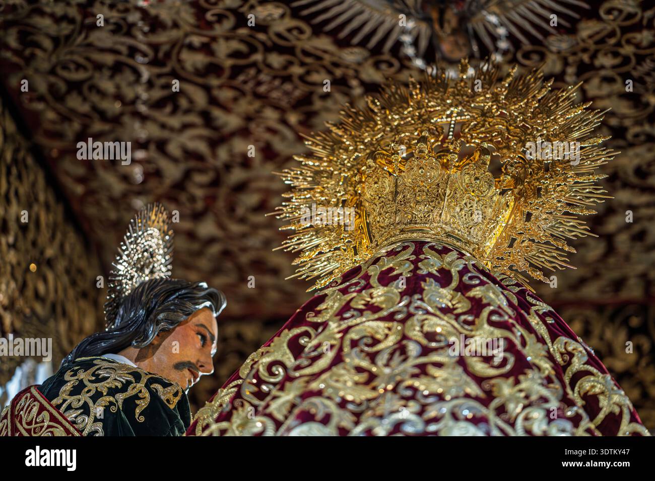 Couronne ornée et manteau brodé de Vierge d'Amargura. Chef de Saint Jean l'évangéliste sous la canopée de la confrérie Amargura. Semaine Sainte, Séville, Banque D'Images