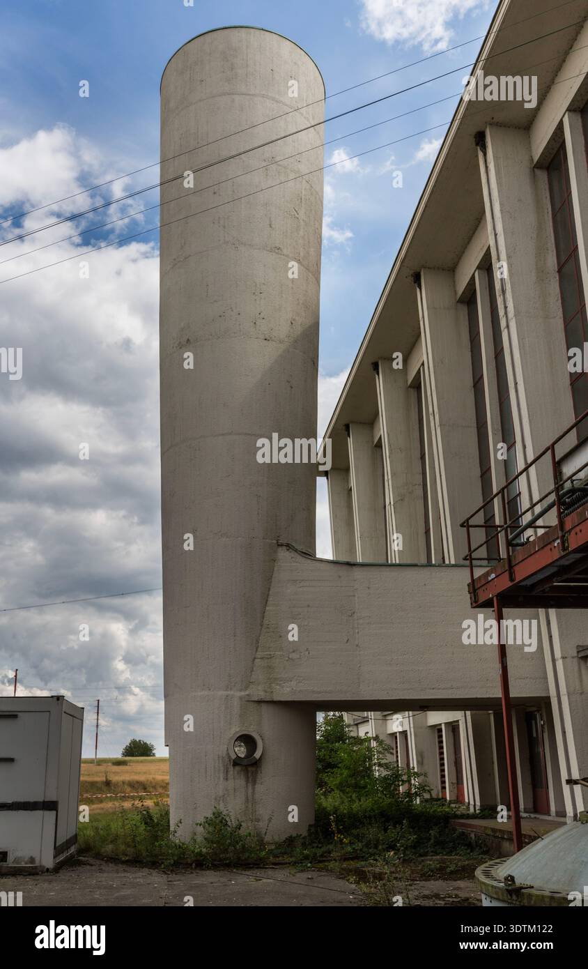 Tour de ventilation en béton pour la station VRT/RTBF-TV, Wavre, Belgique Banque D'Images