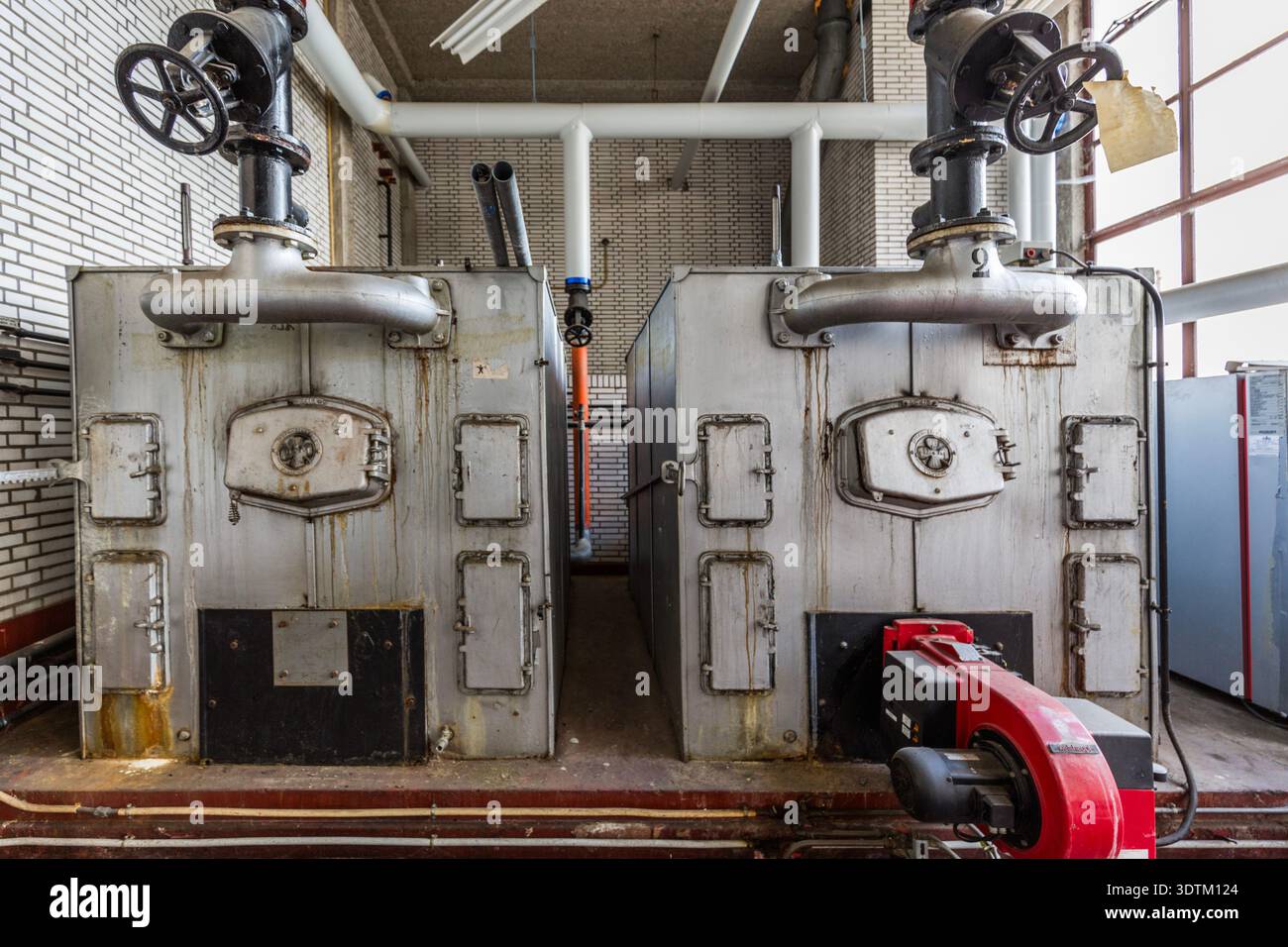 Chaudières industrielles avec tuyauterie dans la station VRT/RTBF-TV, Wavre, Belgique Banque D'Images