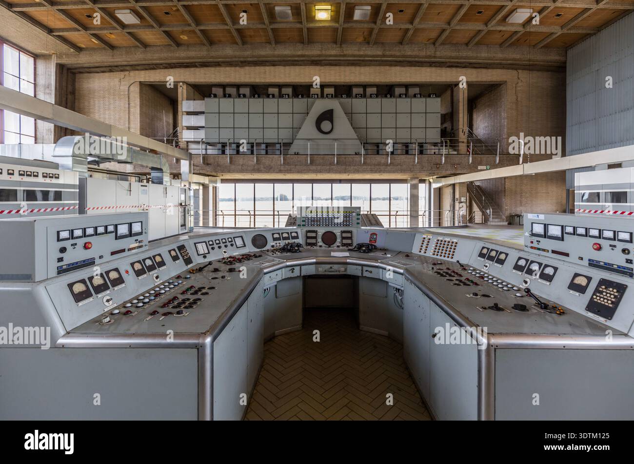 Salle de contrôle de diffusion vintage avec console en U dans la station VRT/RTBF-TV, Wavre, Belgique Banque D'Images