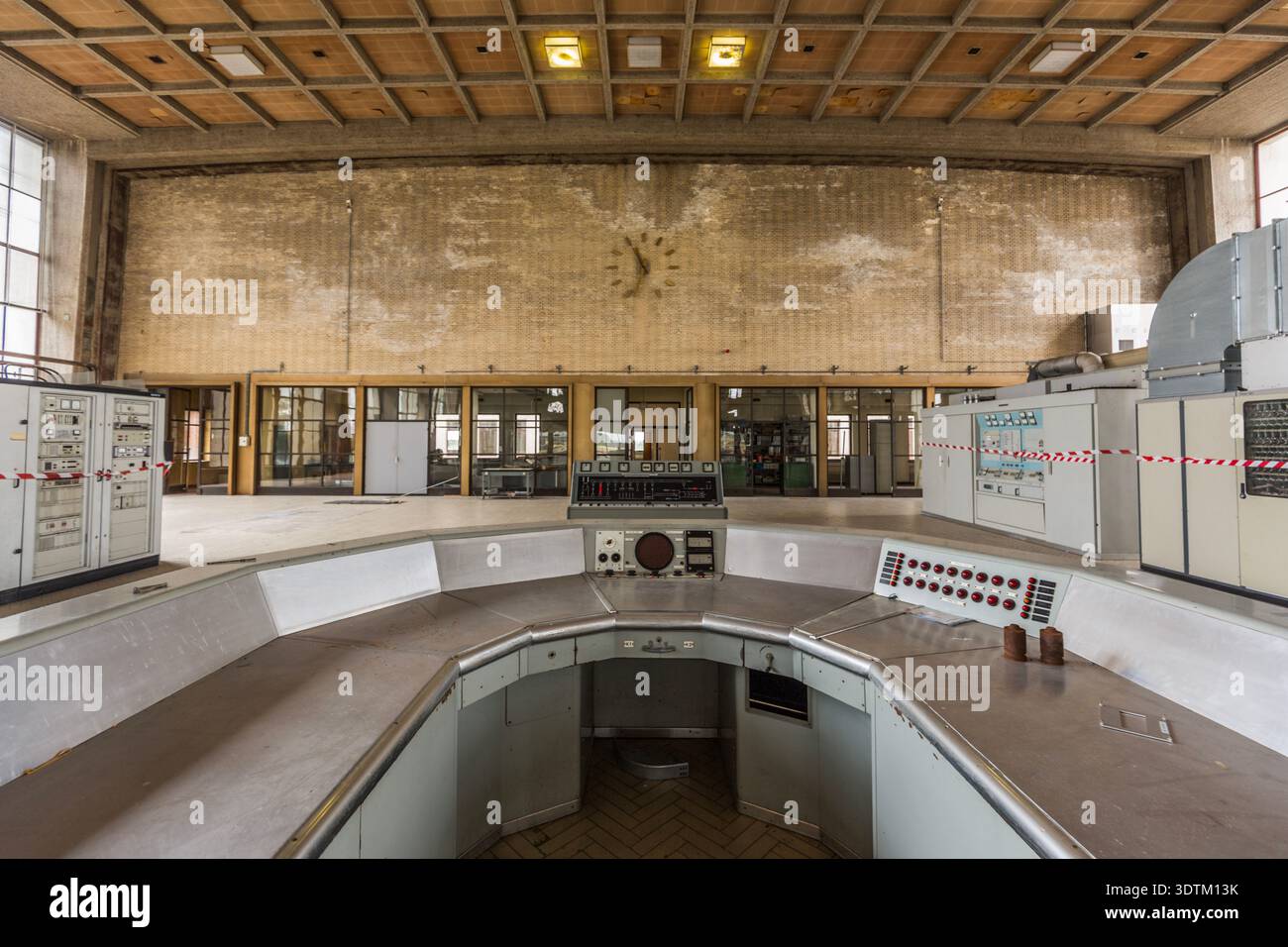 Salle de contrôle de diffusion vintage avec console centrale à la station VRT/RTBF-TV, Wavre, Belgique Banque D'Images