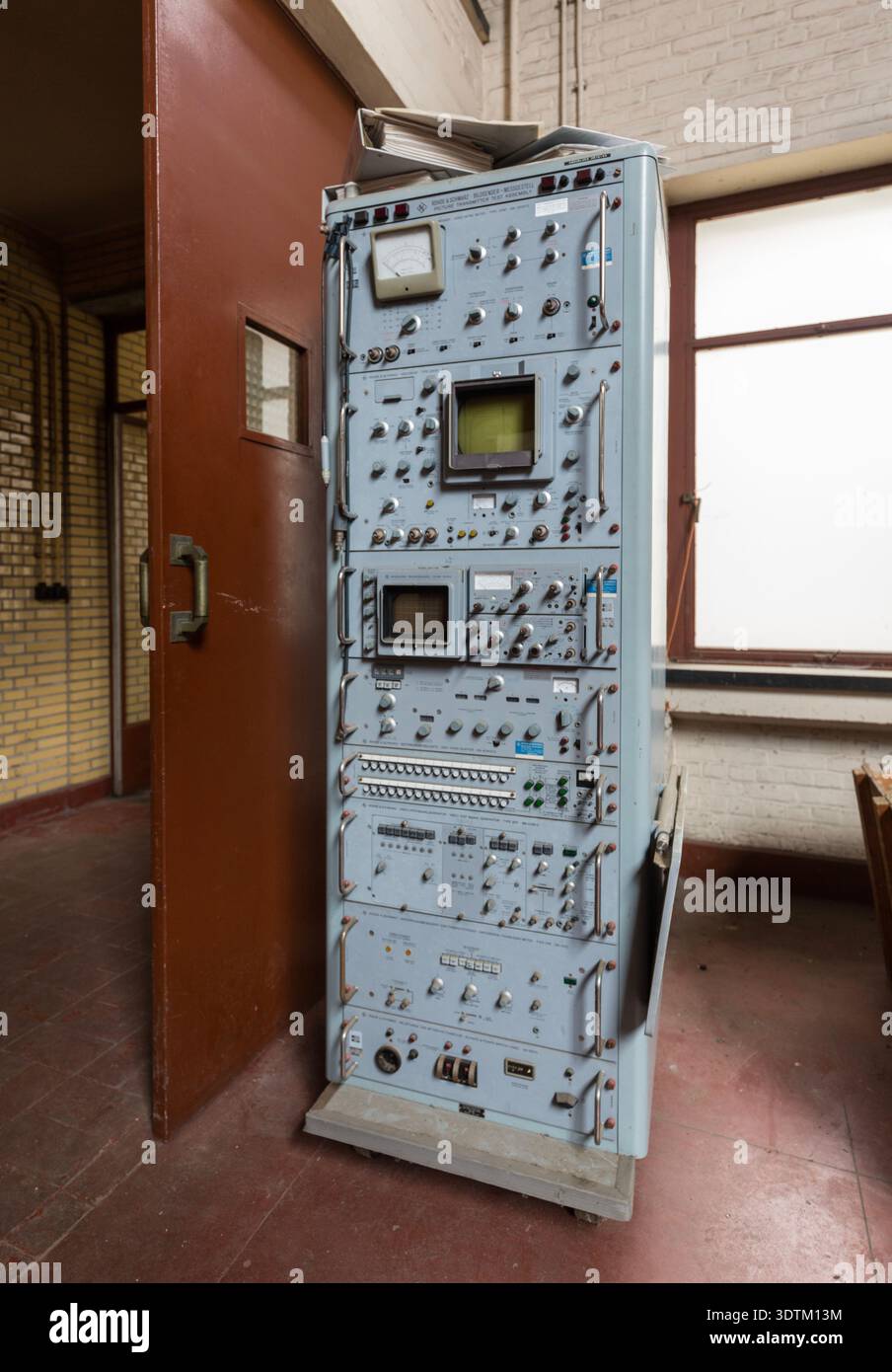 Rack d'équipement électronique vintage avec oscilloscopes à la station VRT/RTBF-TV, Wavre, Belgique Banque D'Images