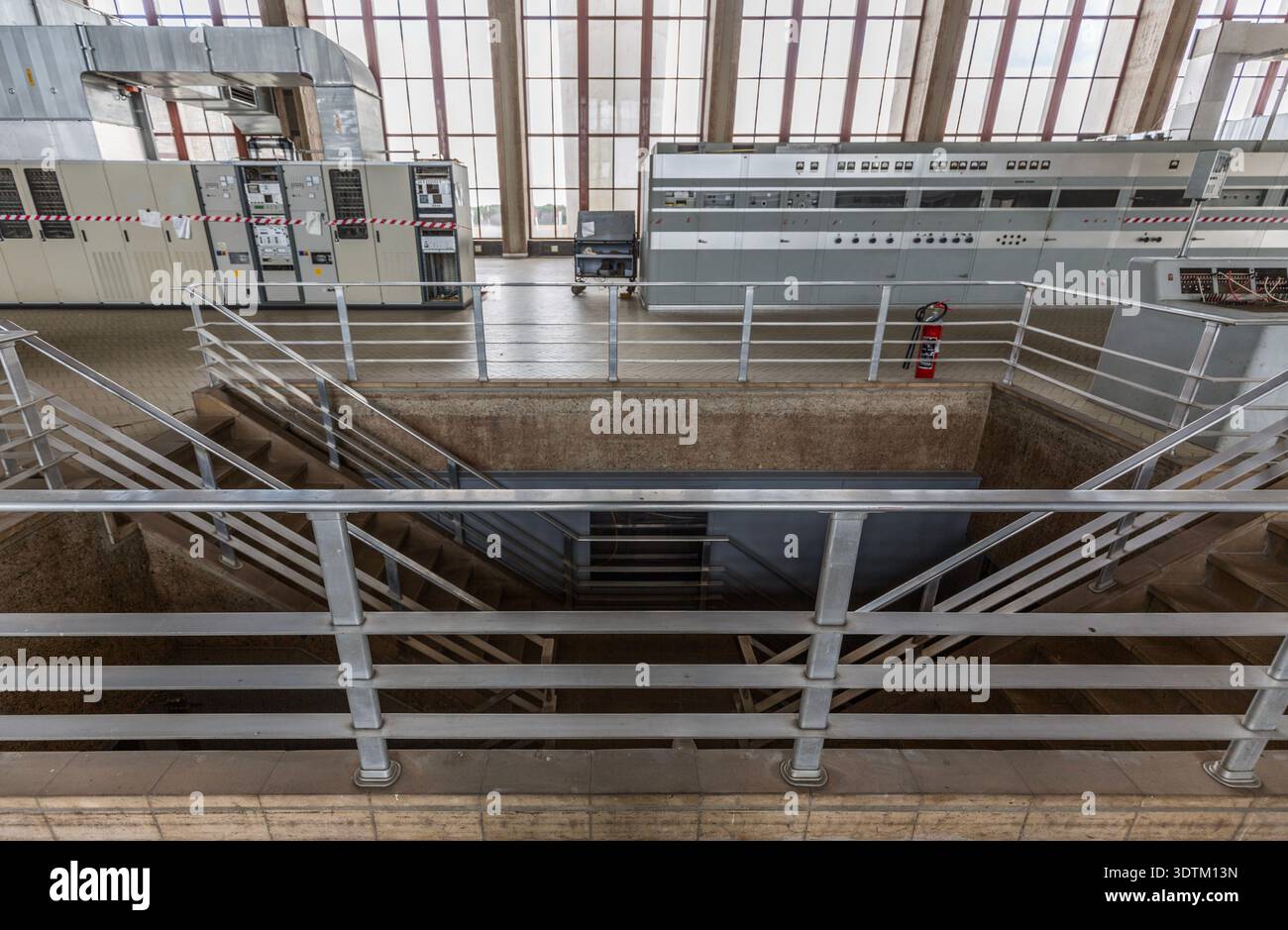Salle de contrôle de diffusion abandonnée avec escalier central à la station VRT/RTBF-TV, Wavre, Belgique Banque D'Images
