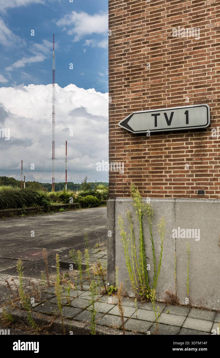 Tour de transmission TV extérieure avec panneau « TV 1 » à la station VRT/RTBF-TV, Wavre, Belgique Banque D'Images