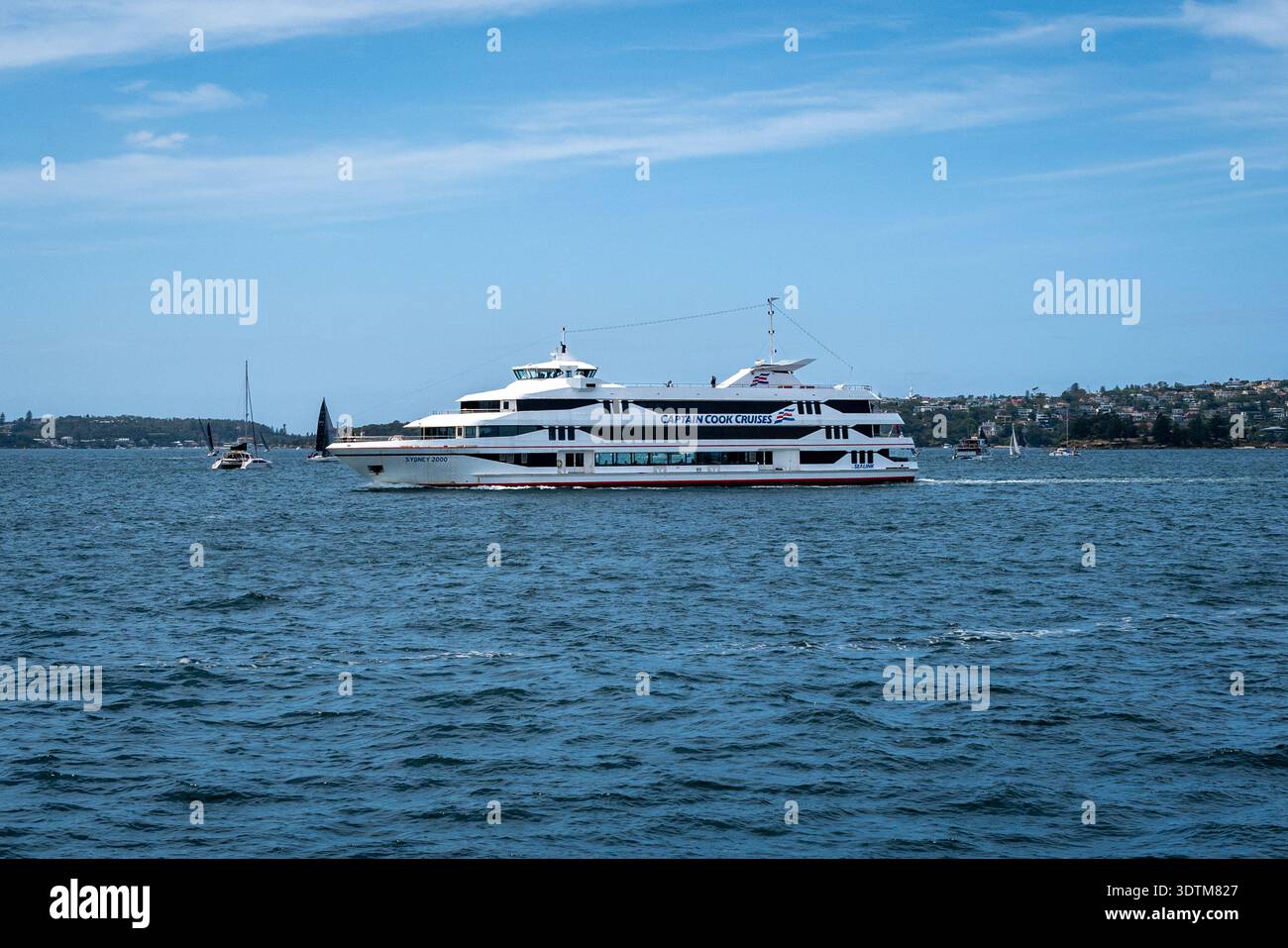 Un bateau de croisière de passagers exploité par Captain Cook Cruises navigant sur les eaux bleues du port de Sydney. Banque D'Images