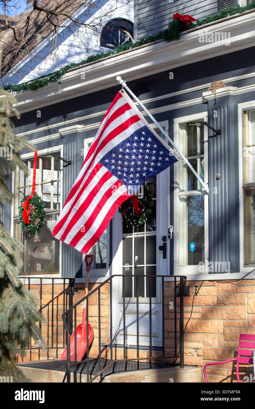 Drapeau des États-Unis flottant à l'envers signalant une détresse et un appel à l'aide lors des raids de l'Immigration and Customs Enforcement (ICE) aux États-Unis à Minnea Banque D'Images