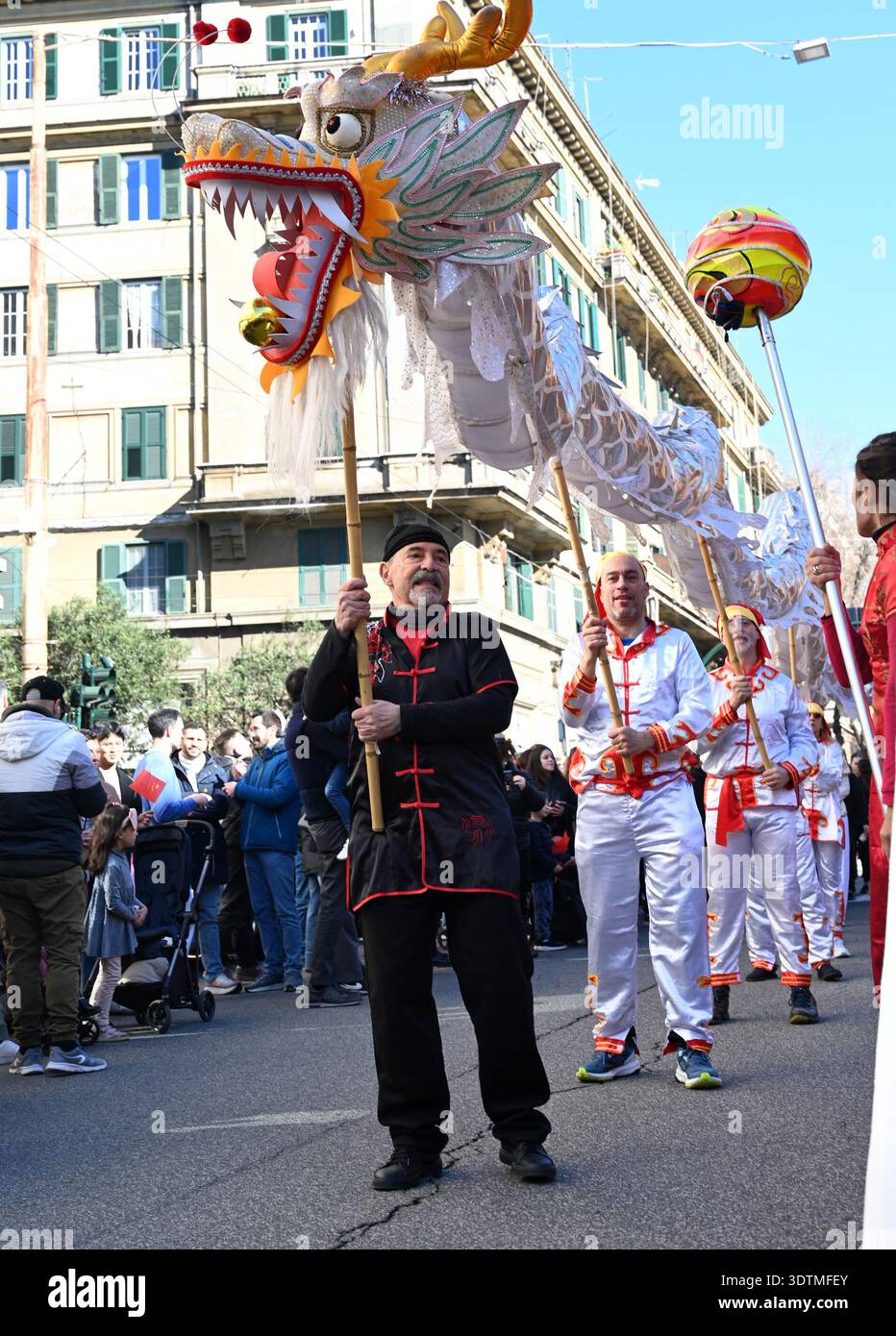 Rome, Italie. 22 février 2026. Les gens jouent la danse du dragon lors d'un défilé du nouvel an chinois à Rome, Italie, le 22 février 2026. Crédit : ELISA Lingria/Xinhua/Alamy Live News Banque D'Images