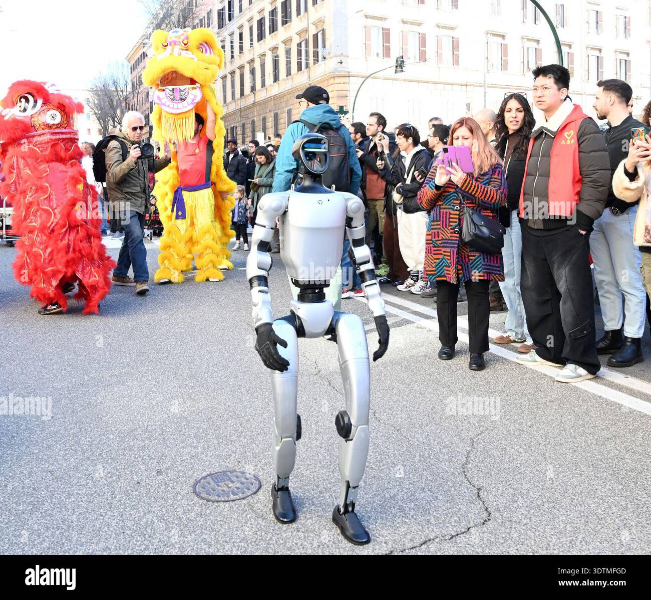 Rome, Italie. 22 février 2026. Un robot se produit lors d'un défilé du nouvel an chinois à Rome, en Italie, le 22 février 2026. Crédit : ELISA Lingria/Xinhua/Alamy Live News Banque D'Images