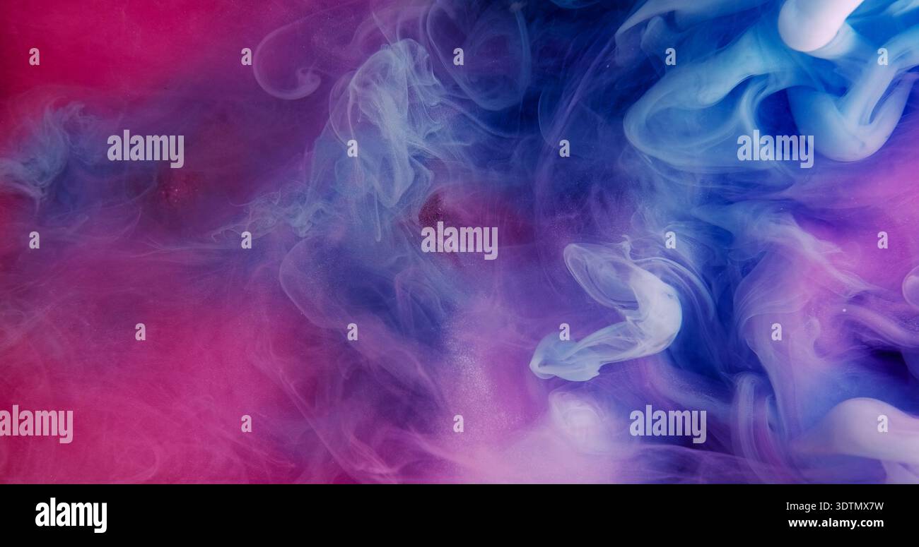 Mélange d'eau de fumée. Texture vapeur de peinture. Flou rose violet bleu couleur splash fumée pigment scintillant vapeur de nuage de paillettes se répandant sur fond sous-marin abstrait. Banque D'Images