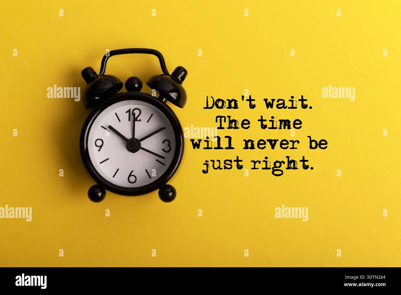 Réveil et citations inspirantes - n'attendez pas. Le moment ne sera jamais juste. Fond jaune Banque D'Images