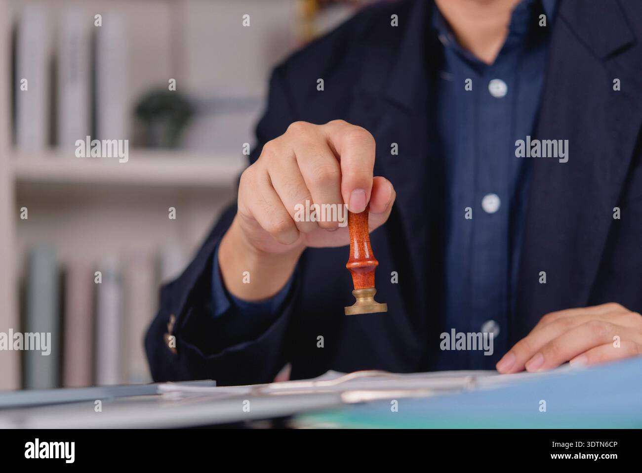 Notaire public ou avocat main avec timbre de sceau en laiton vintage sur le document. Authentification du testament, du testament ou des documents juridiques. Symbole de confiance, héritage, Banque D'Images