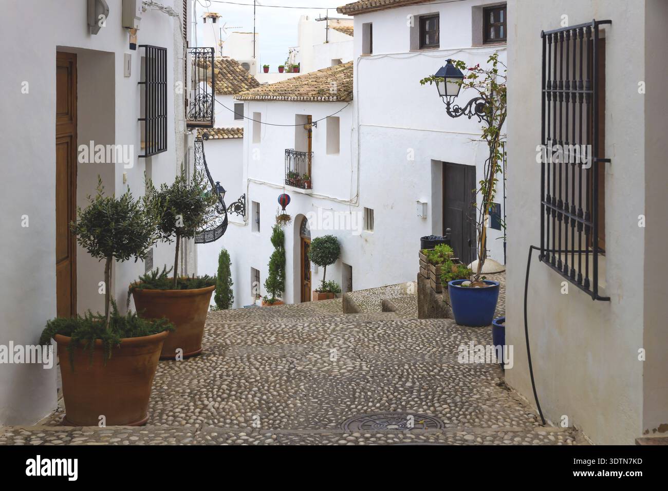 Allée avec escaliers et pots de fleurs le long des maisons blanches dans la vieille ville d'Altea, Costa Blanca, Espagne Banque D'Images