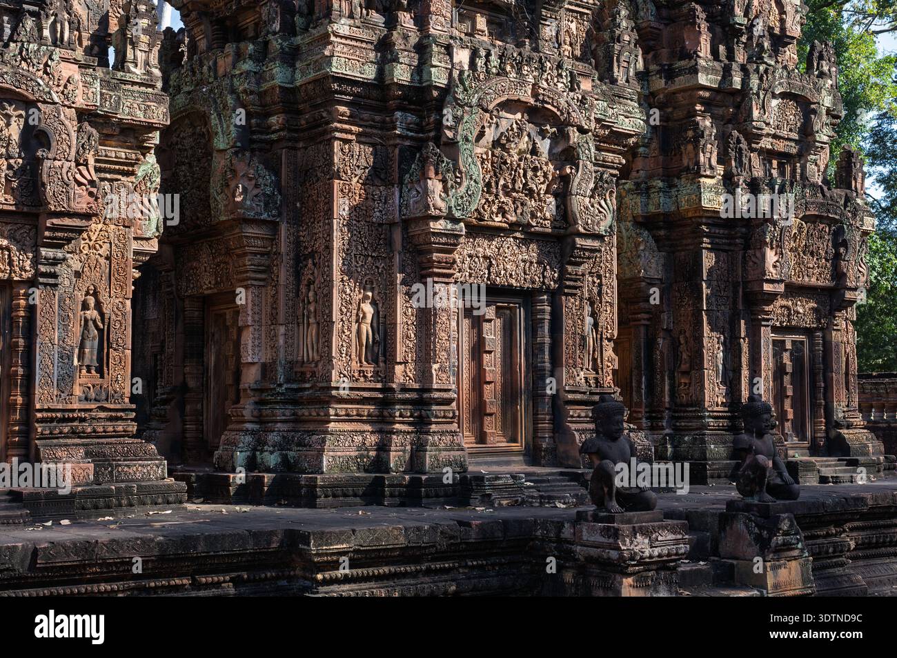 Mythologie religieuse concept mythiques sculptures animales assis à la porte du sanctuaire khmer en grès rouge dans le parc d'angkor Banque D'Images